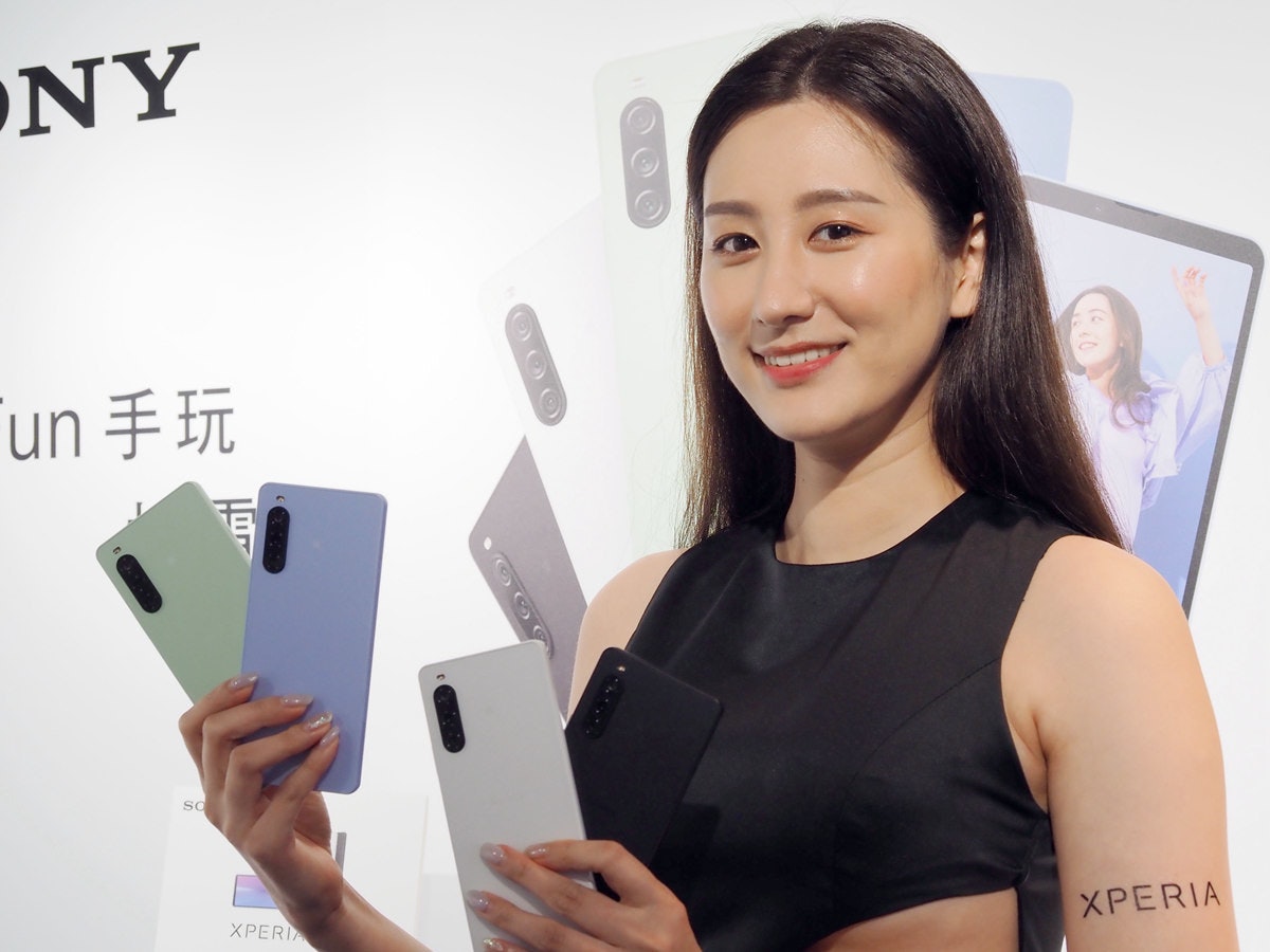 照片中提到了NY、un手玩、SO,跟索尼手機、海軍學院有關,包含了了索尼、產品設計、通訊、設計、小工具