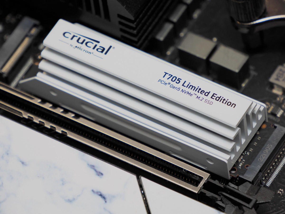 美光Crucial T705 PCIe Gen 5 NVMe SSD評測，快還要更快、白色