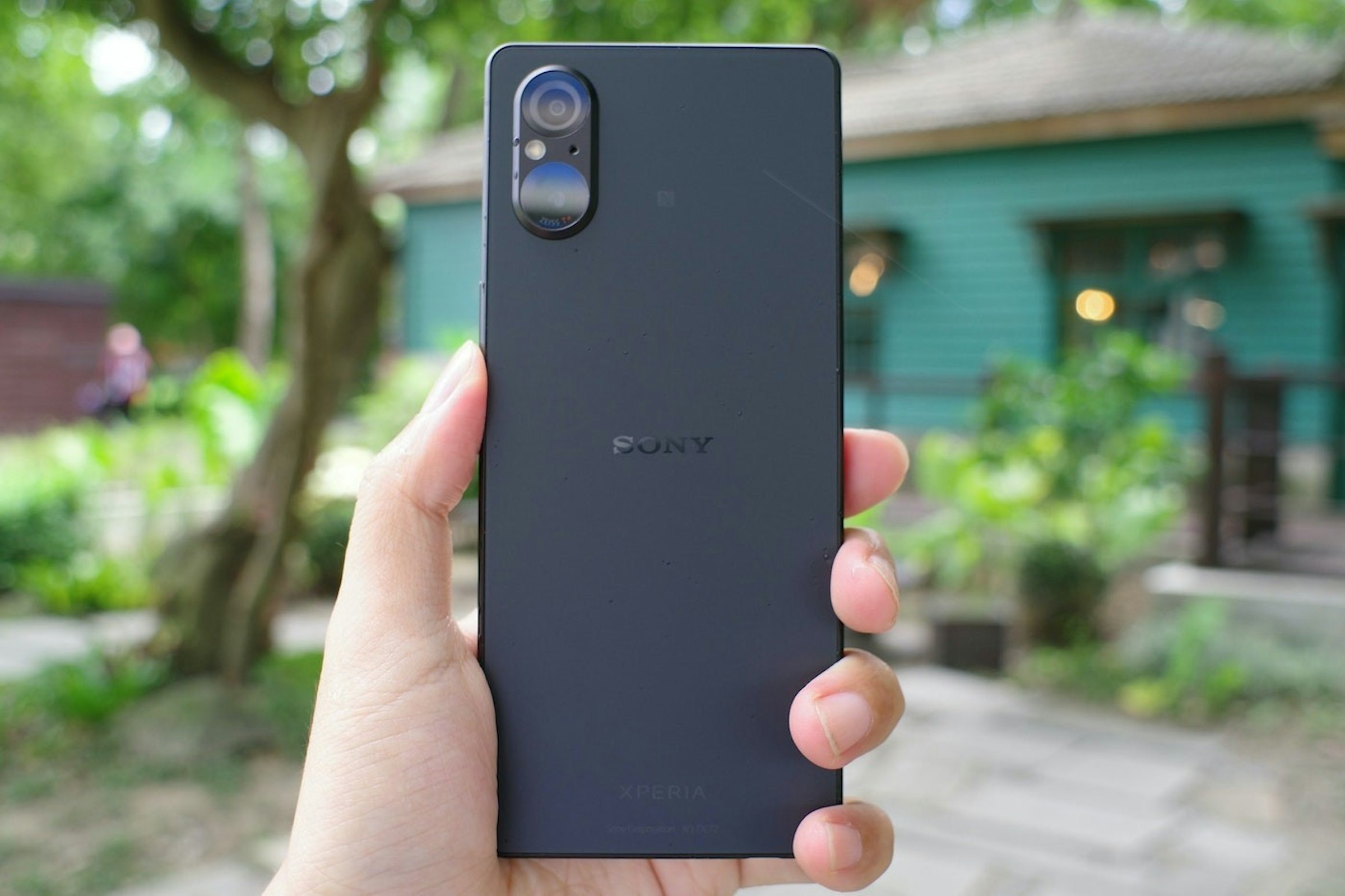 照片中提到了SONY、XPERIA，跟索尼公司有關，包含了手機、索尼Xperia 1、索尼 Xperia 1 V、索尼Xperia V、手機
