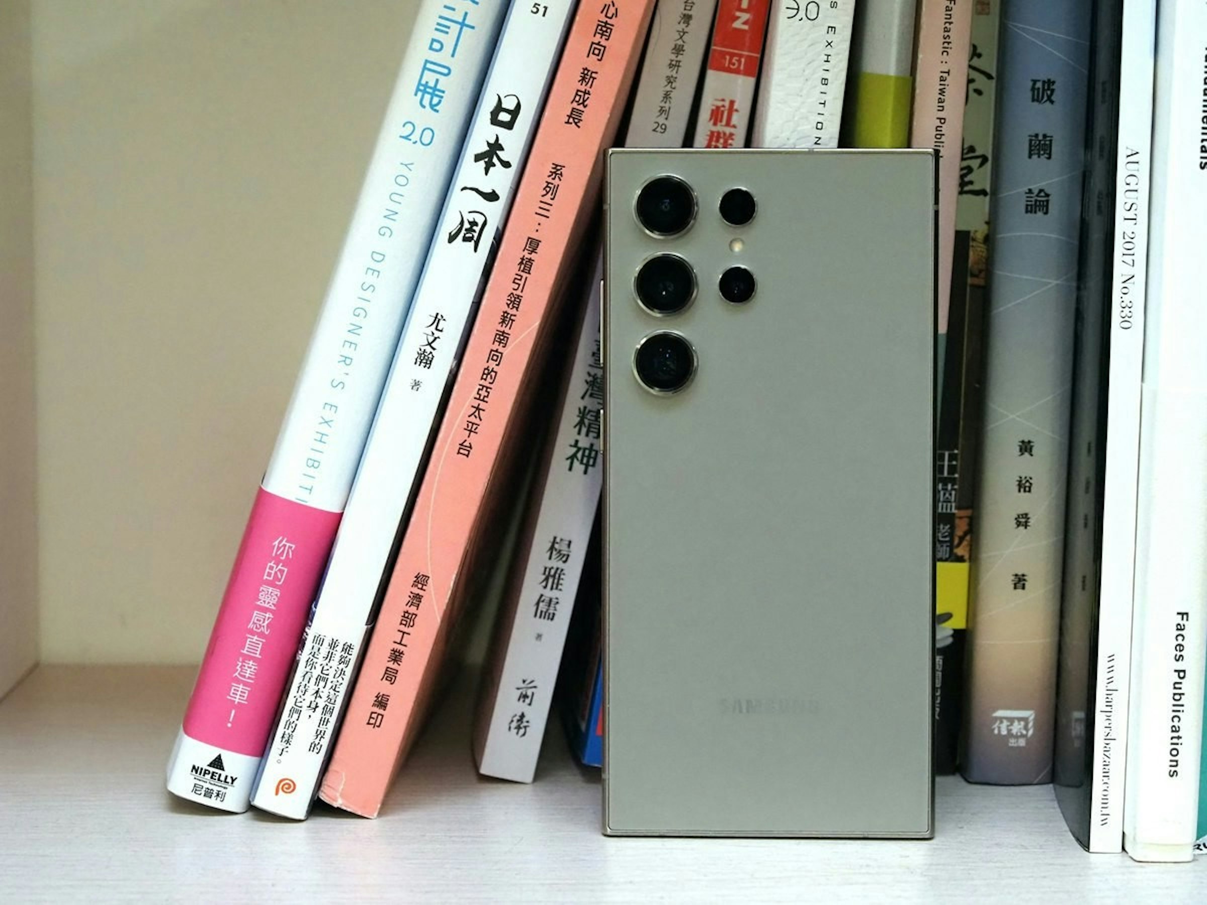 照片中提到了andamentalsS、AUGUST 2017 No.330、破繭論，包含了書、2024年、蘋果、索尼公司、相機