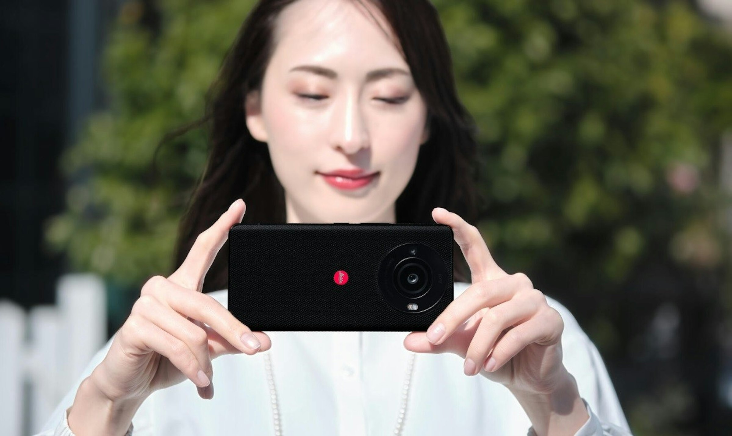 照片中跟徠卡相機有關，包含了女孩、PlayStation便攜式、手機、索尼PlayStation