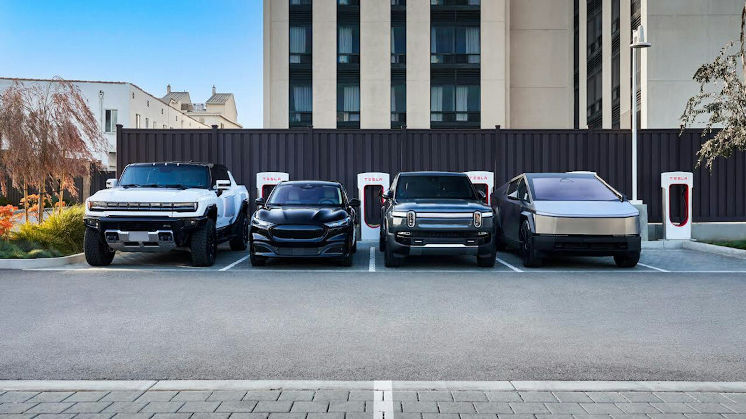 照片中提到了TESLA，包含了特斯拉增壓器、特斯拉、汽車、特斯拉、特斯拉增壓器
