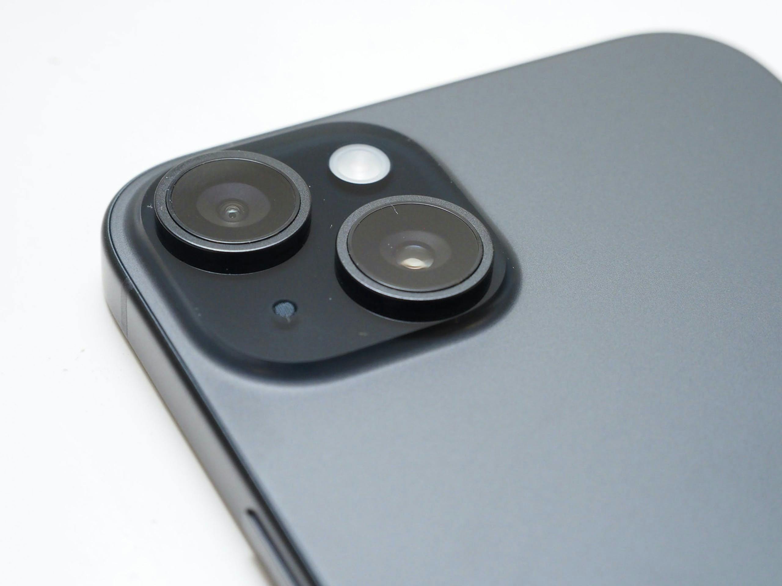 郭明錤指称主打个性化的iPhone 17 Slim将仅有单镜头且可能使用自研5G基频晶片
