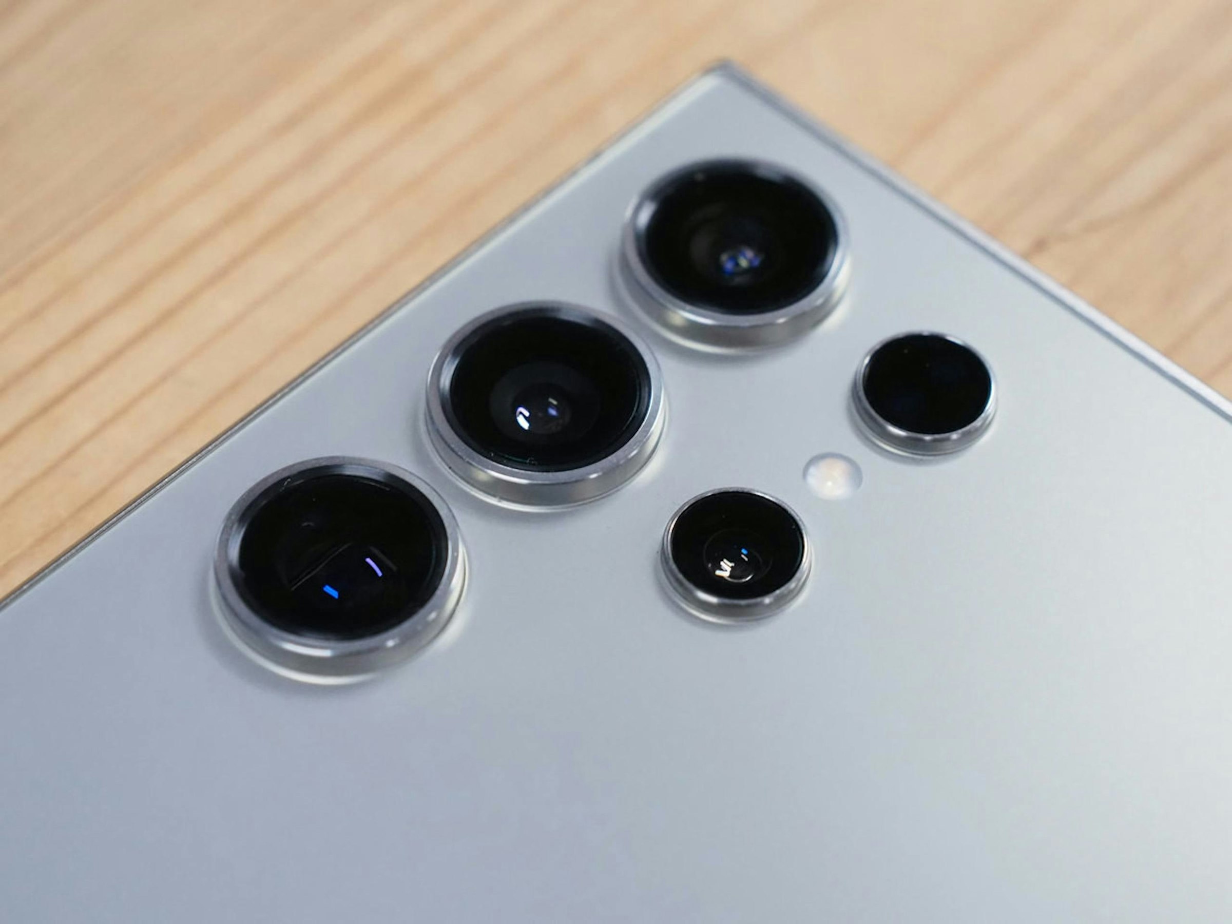 照片中包含了功能手機、三星 Galaxy S24 Ultra、三星Galaxy Z系列、三星、移動電話