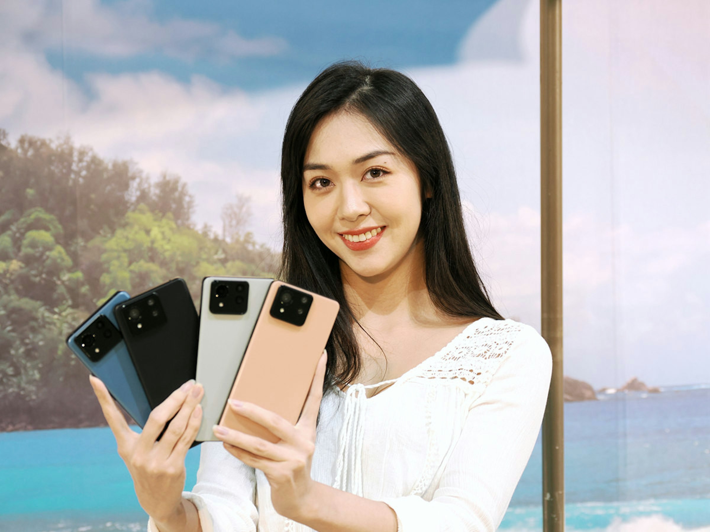 照片中包含了美女、微笑、長發、小工具、通訊