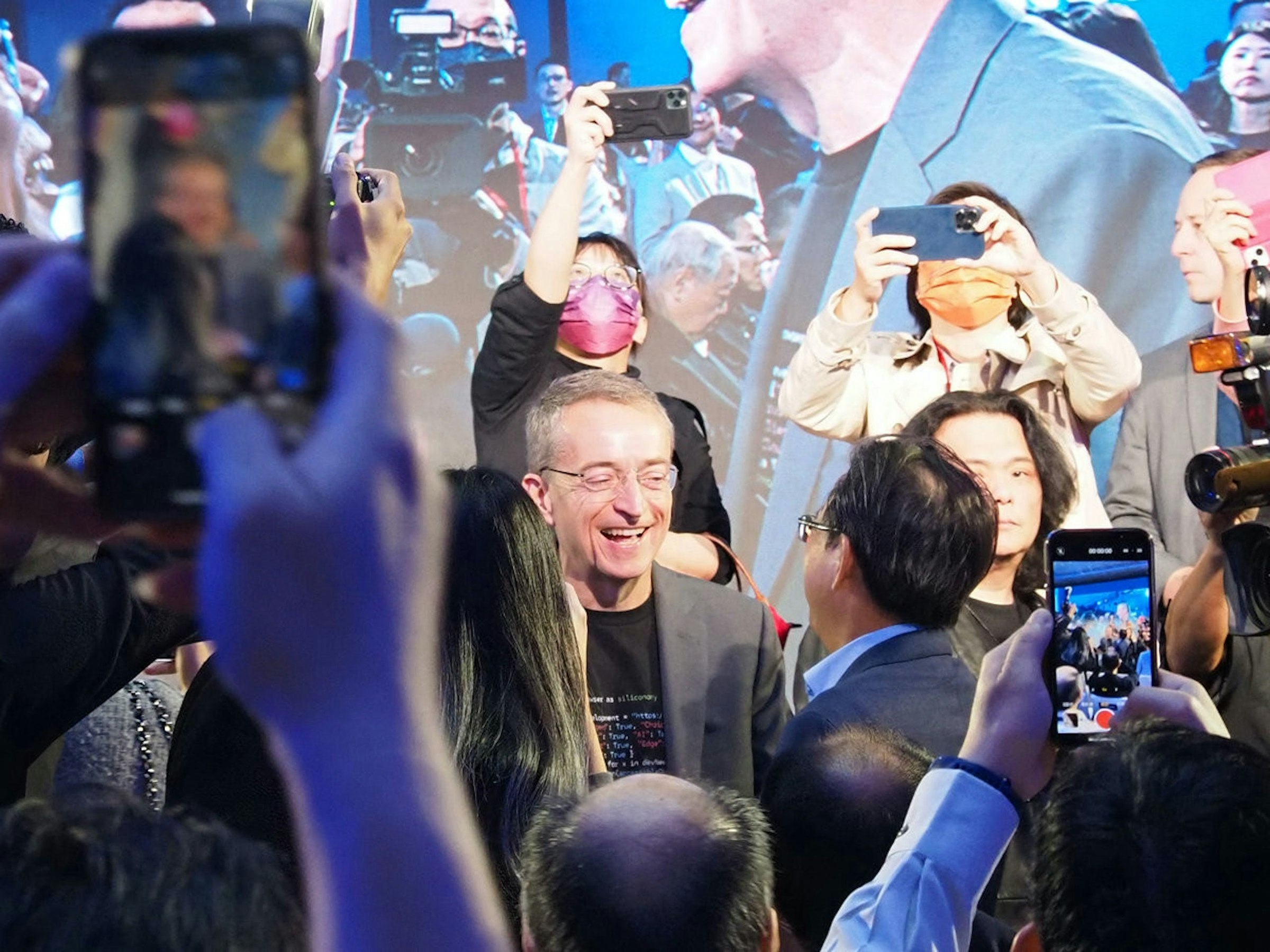 照片中提到了ser as siliconary、lopment "https:/、True, "O，包含了人群、帕特里克·P·蓋辛格、英特爾、常務董事、台灣