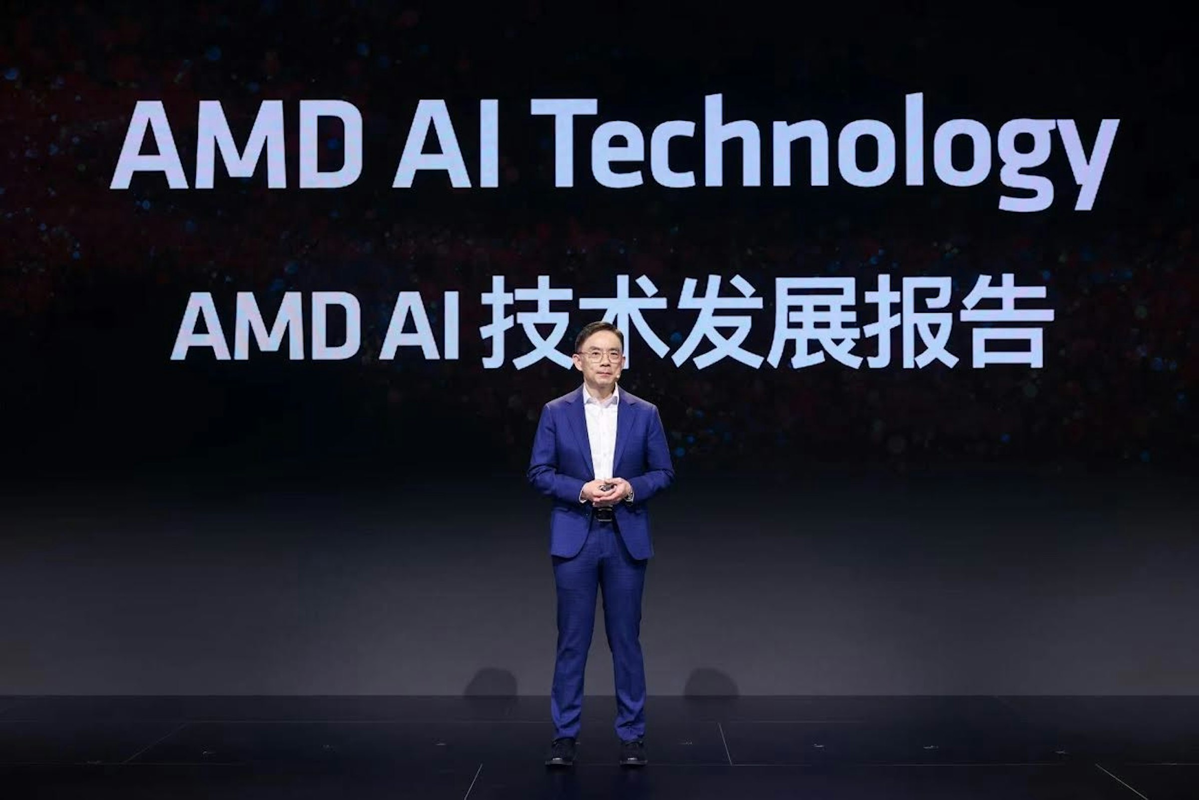 照片中提到了AMD AI Technology、AMD AI 技术发展报告，包含了階段、商標、字形、文本、M階段
