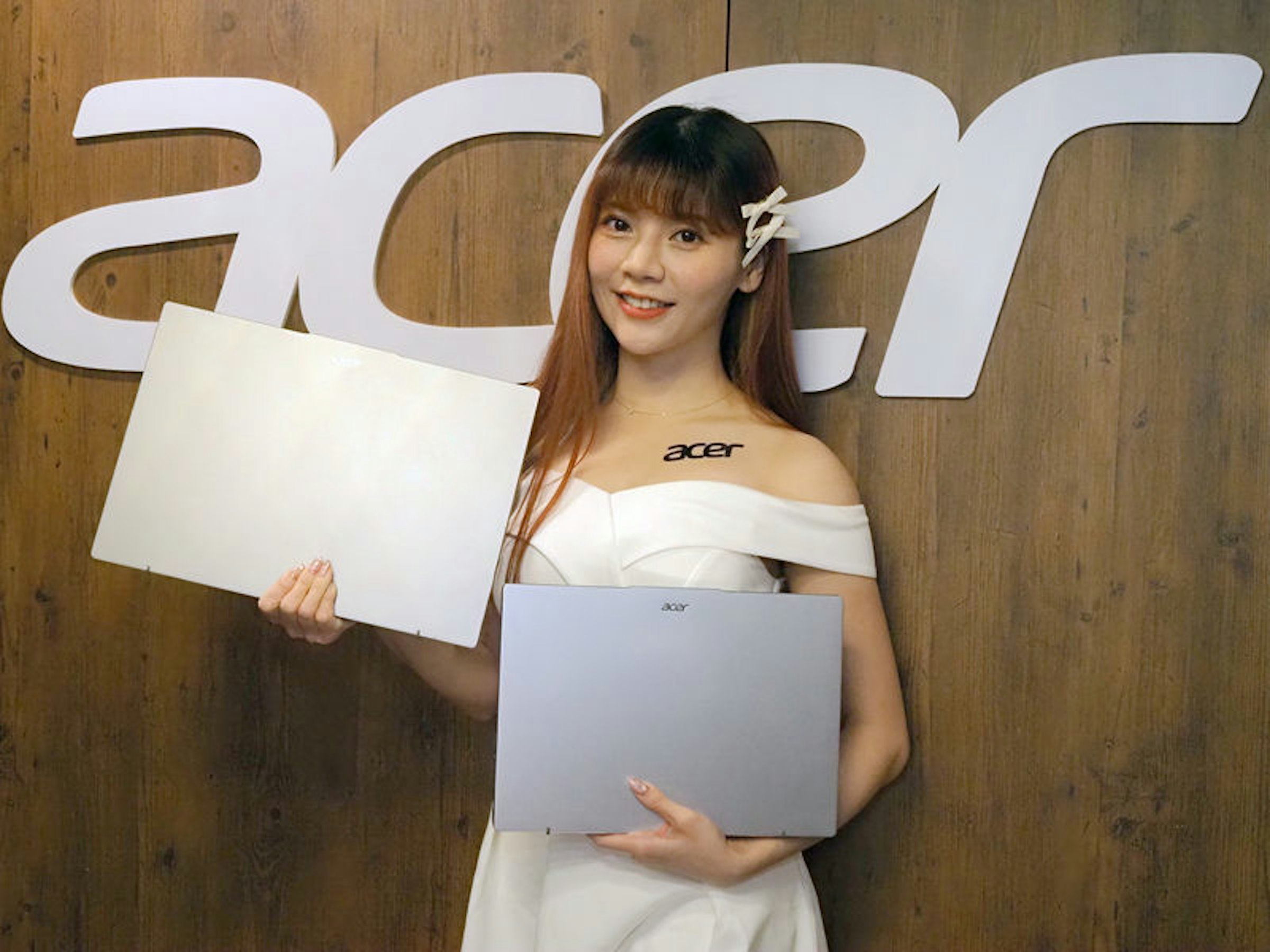 照片中提到了୧୯୮、acer、Join，跟宏cer公司有關，包含了女孩、棕色的頭髮、微笑、頭髮、白色