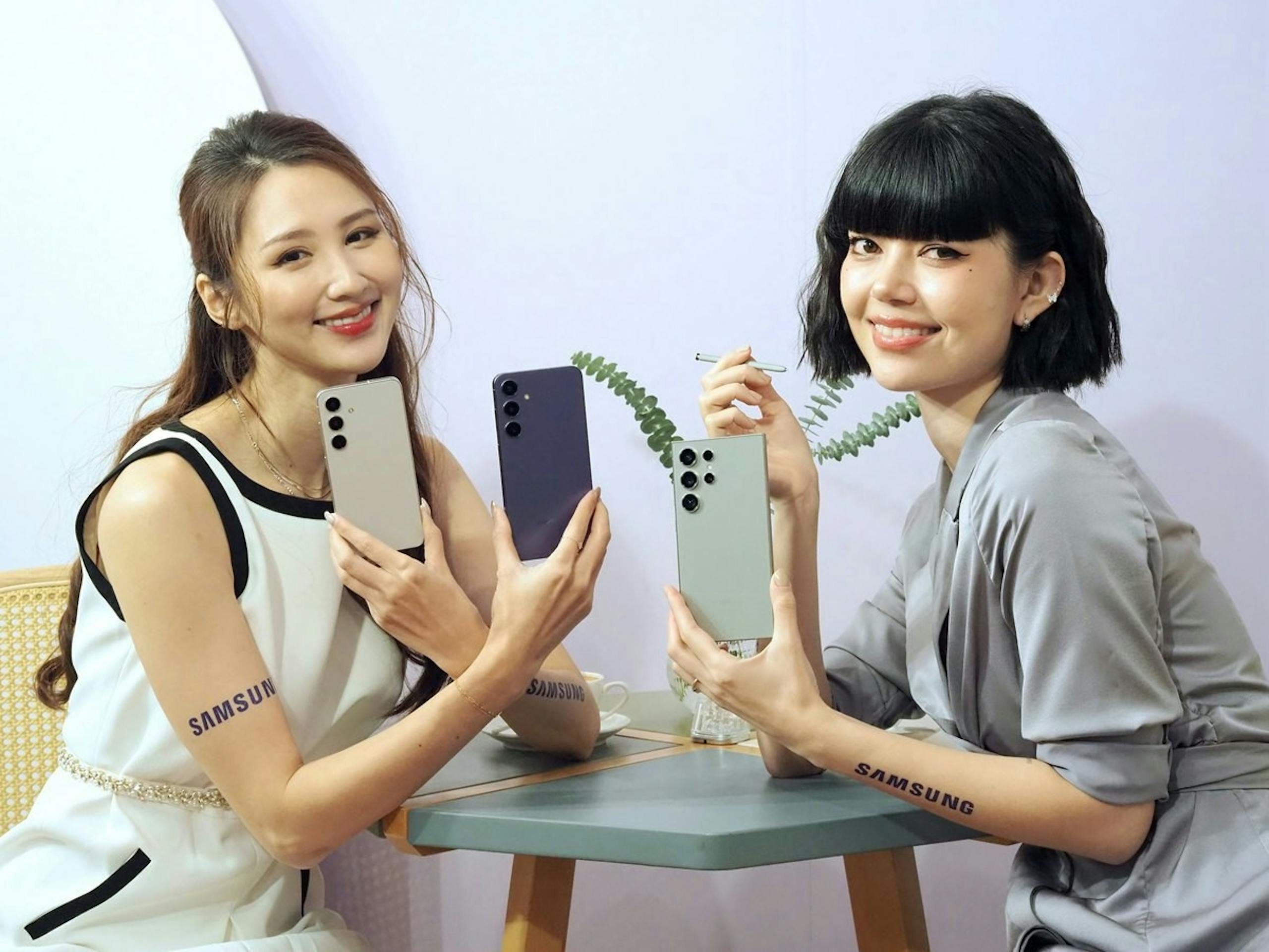 照片中提到了SAMSUN、SANSW、SAMSUNG，跟三星、三星有關，包含了女孩、三星 Galaxy S24 Ultra、三星電子、三星 Galaxy S24+