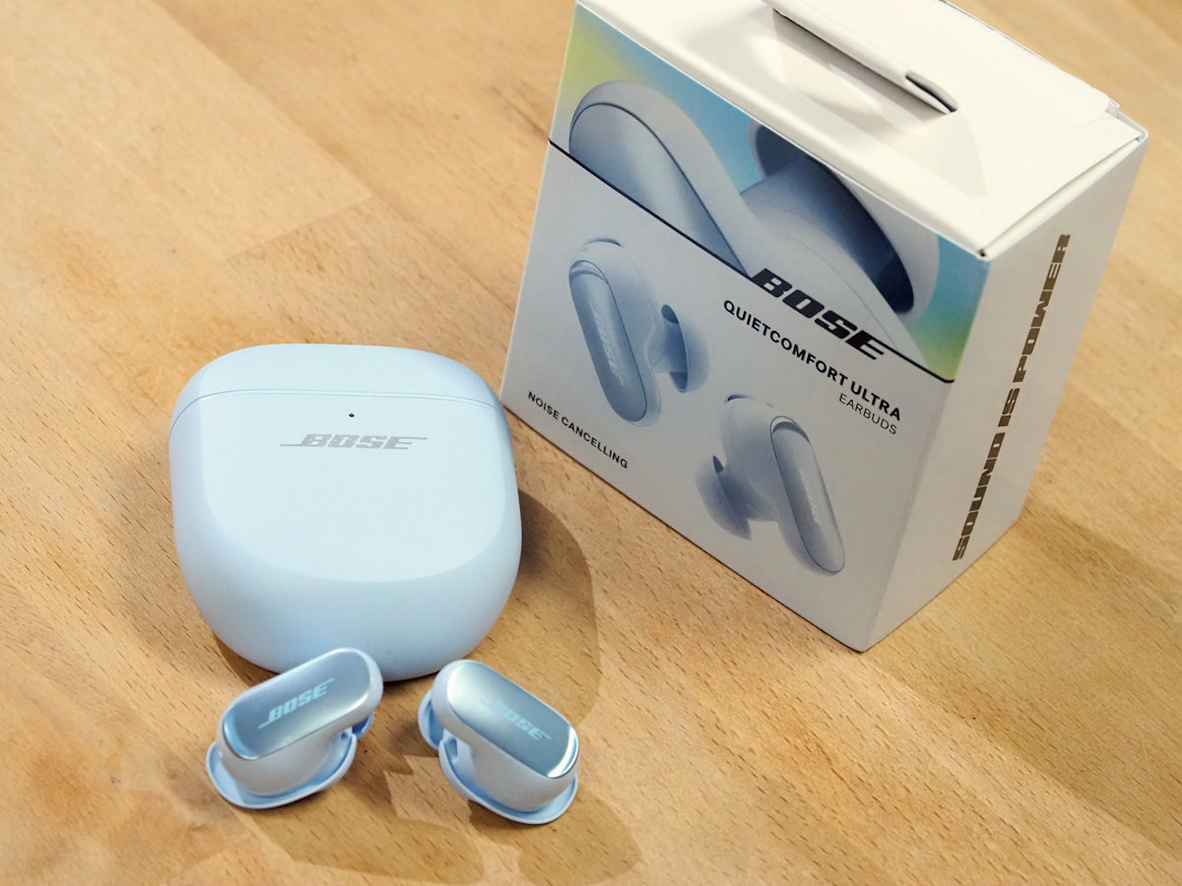 照片中提到了BOSE、NOISE CANCELLING、BOSE，跟玻色公司、玻色公司有關，包含了音響器材、產品設計、設計、音響器材、產品