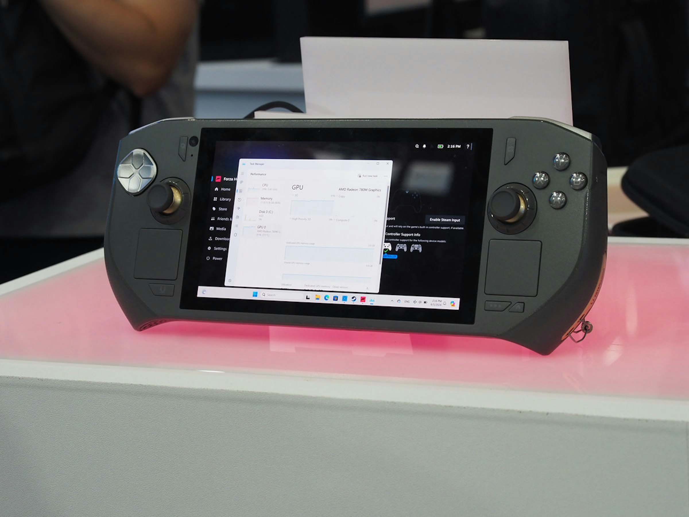 照片中提到了Performance、Forza H、GPU，包含了PlayStation便攜式、掌上游戲機、PlayStation便攜式、電子遊戲機、電子產品