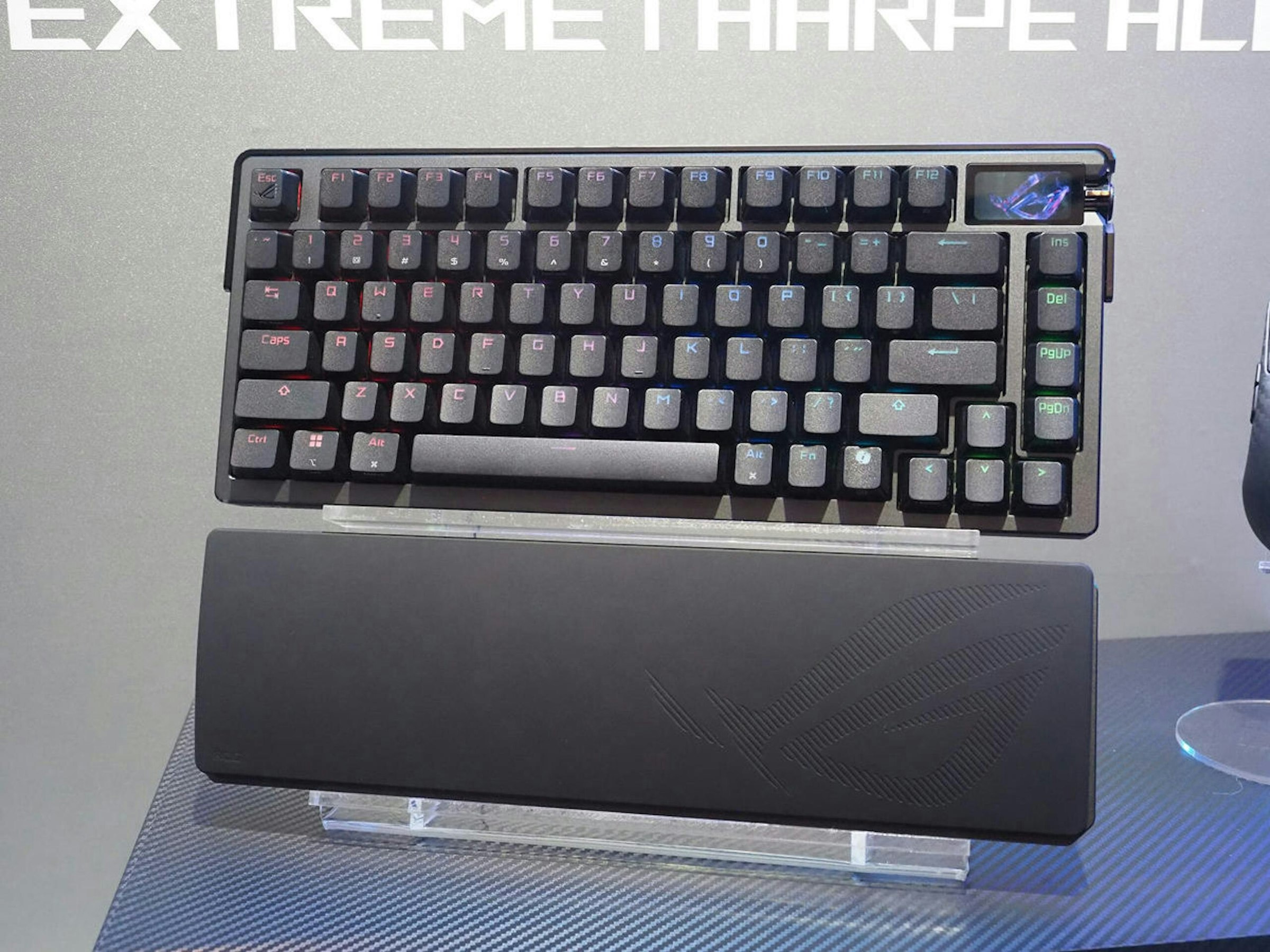 照片中提到了Esc、FI、F2 FFB，包含了華碩 rog azoth 至尊、計算機鍵盤、電腦鼠標、華碩、華碩