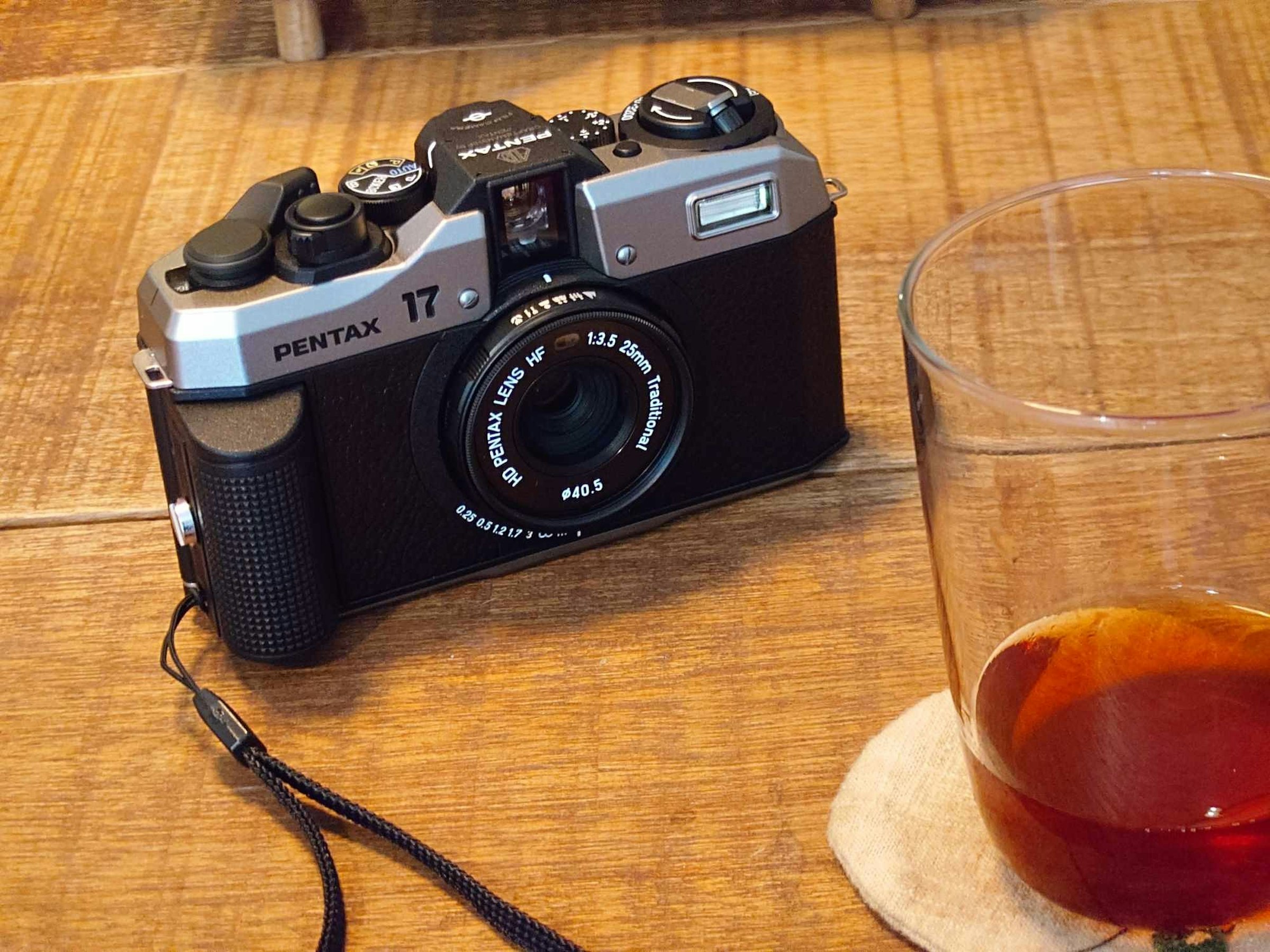 照片中提到了17-、PENTAX 17、LENS HF，跟賓得、賓得有關，包含了無反光鏡可換鏡頭相機、葡萄酒雞尾酒、傻瓜相機、單反相機、葡萄酒