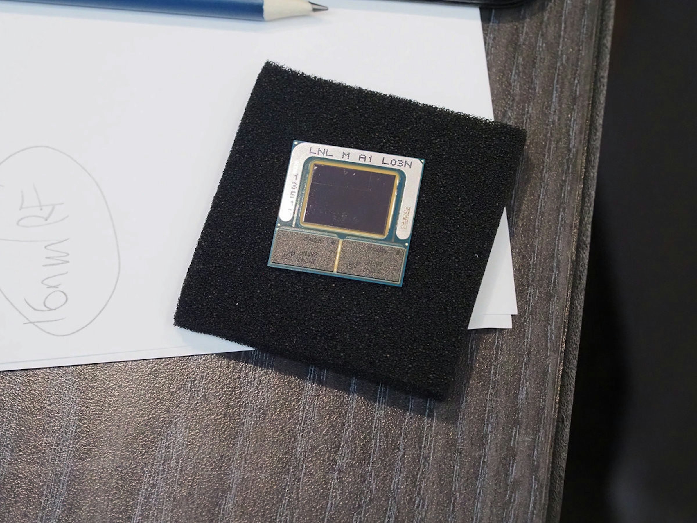 照片中提到了16mm RF、LNL M A1 L03N，包含了機織品、機織品、餐墊、紡織品