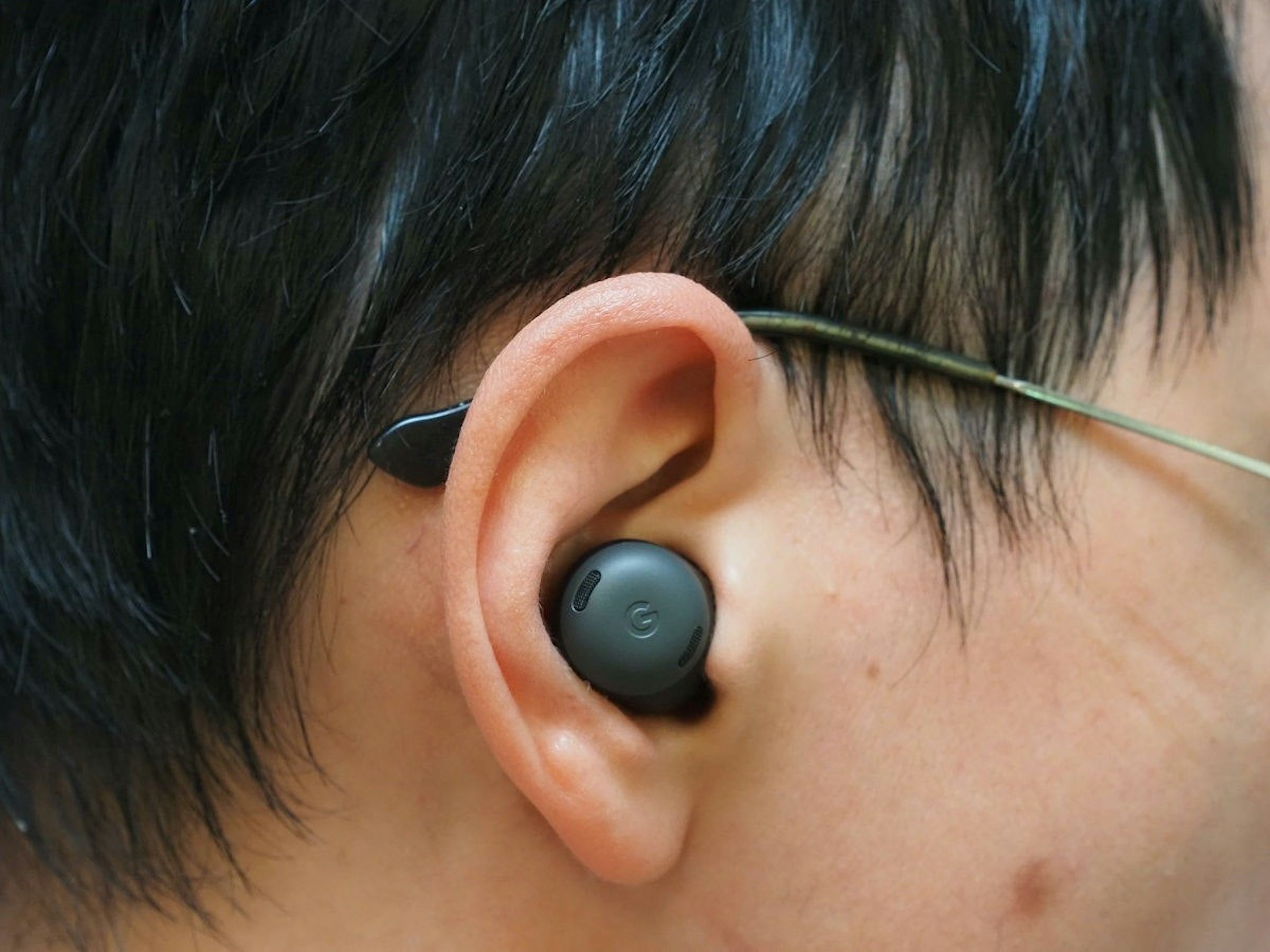 照片中包含了耳、頭戴式耳機、谷歌像素芽專業版、主動噪音控制、入耳