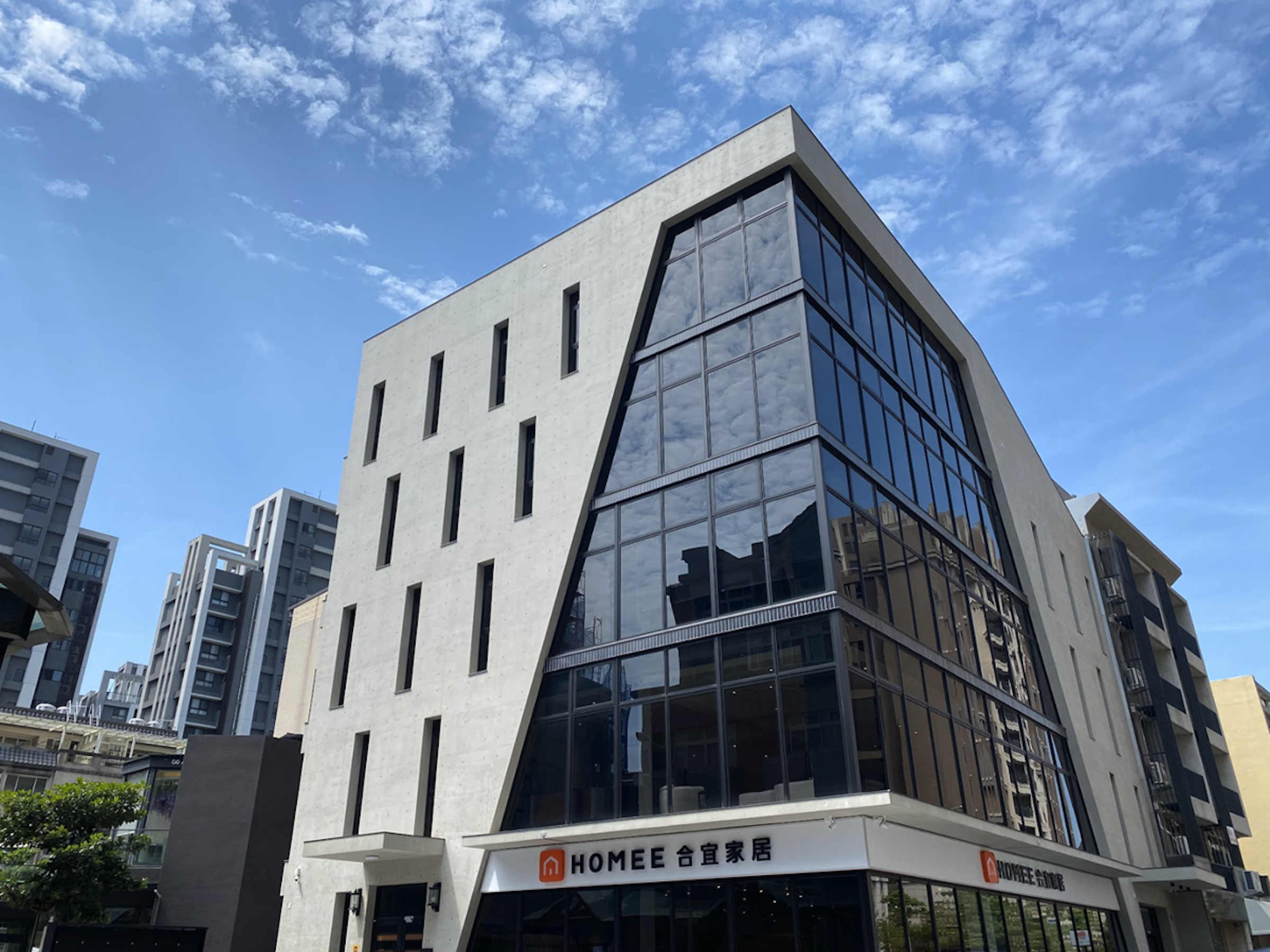 照片中提到了A HOMEE 合宜家居、HOMEE SOB，包含了商業建築、摩天大廣告、公寓、高層建築、總公司