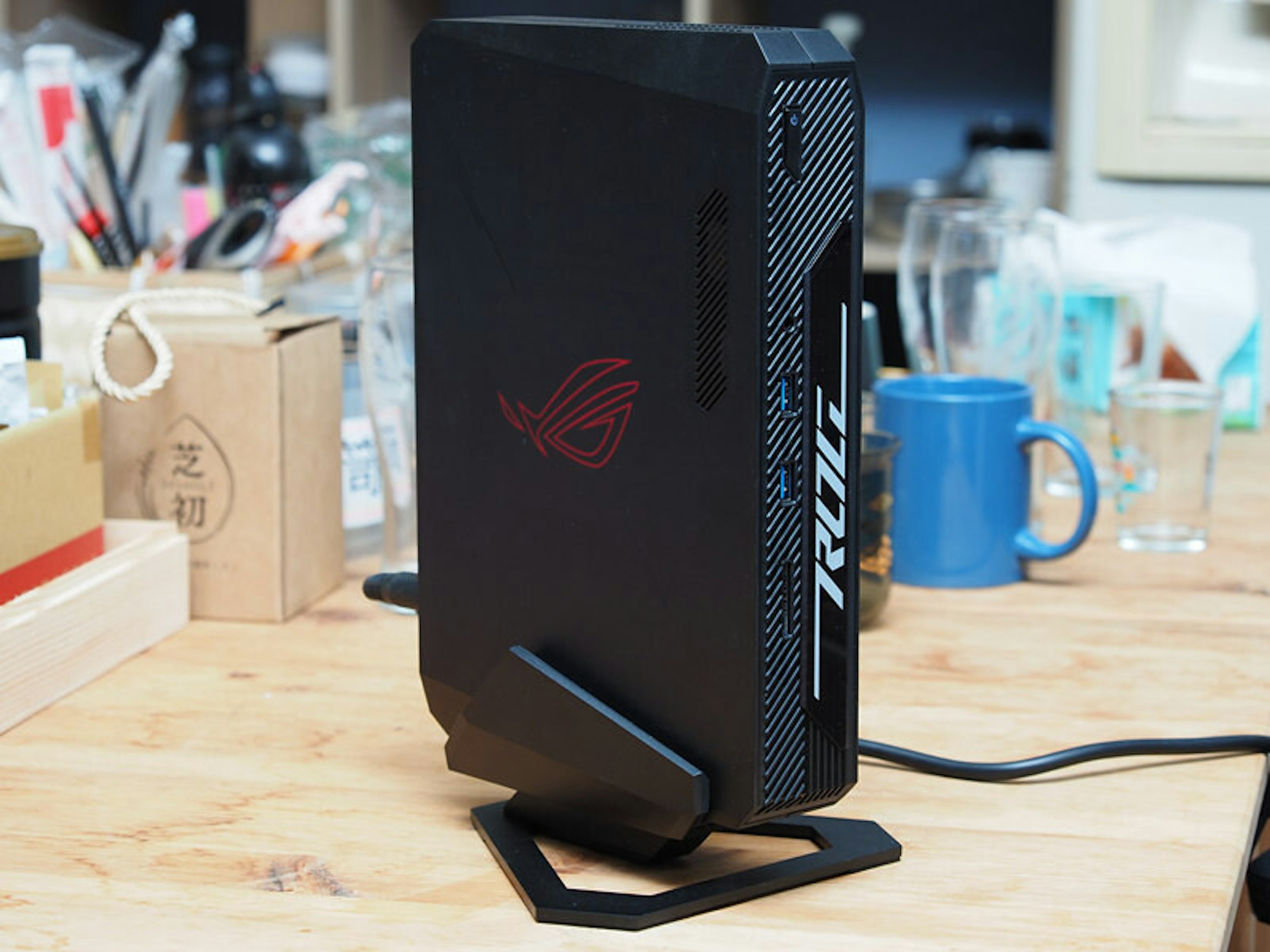 照片中提到了MEL、芝ˋ、芝初，包含了電腦機箱、電腦機箱、電腦硬件、電腦、台式電腦