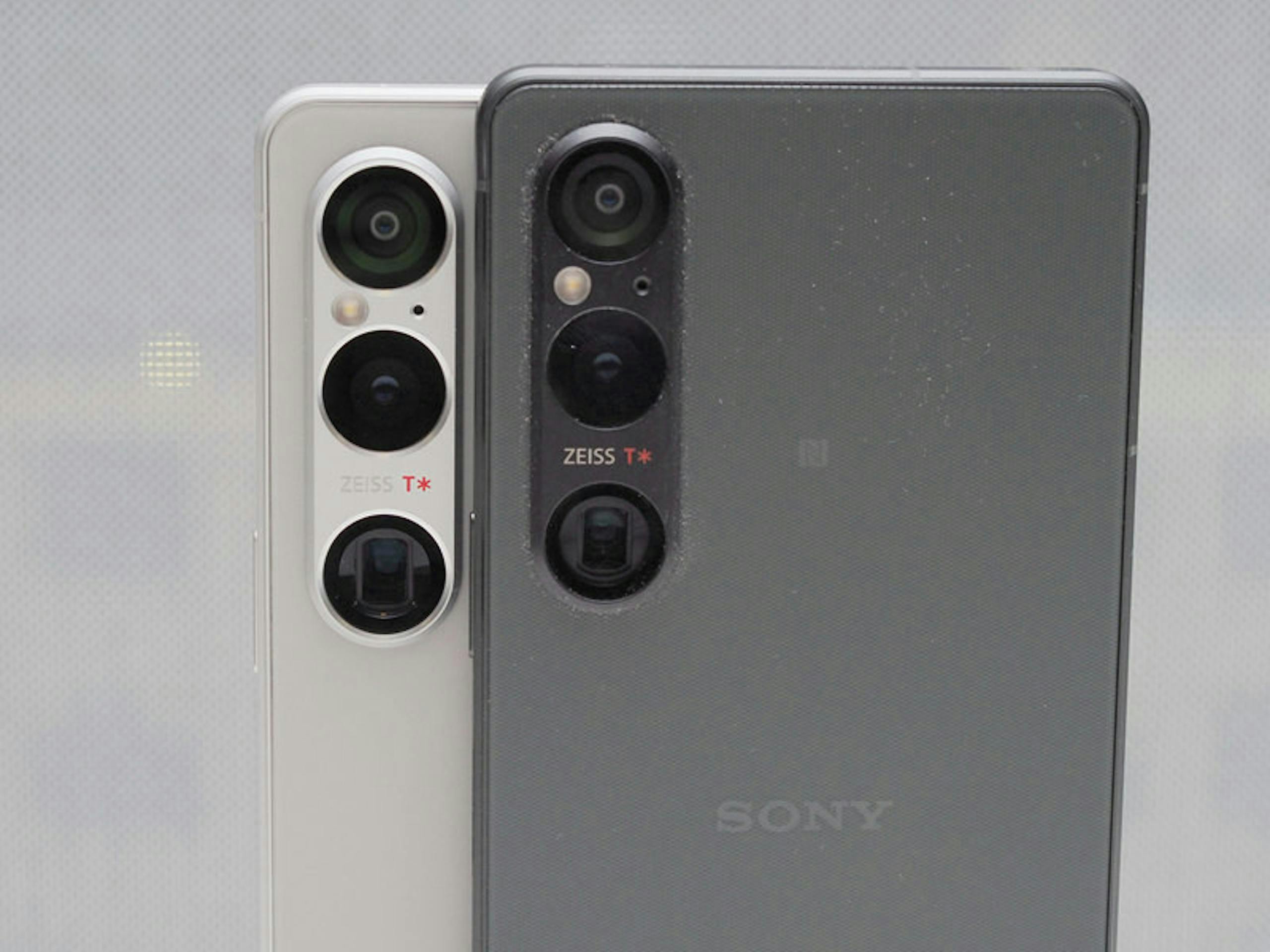 照片中提到了ZEISS T✶、N、ZEISS T✶，跟索尼公司有關，包含了電子產品、手機、移動電話、相機