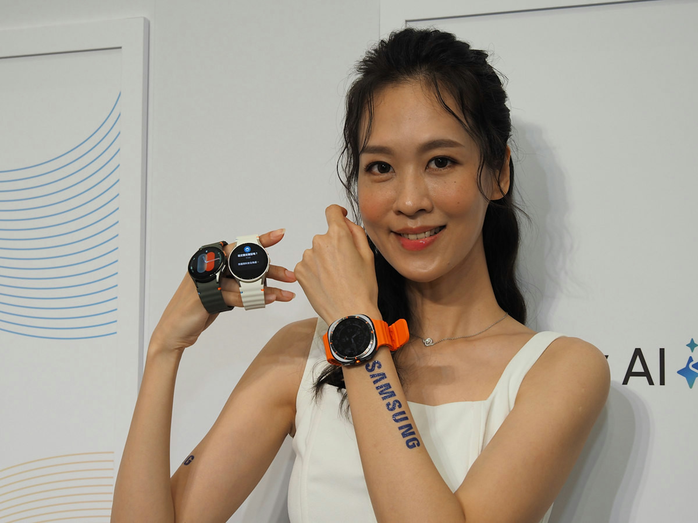 照片中提到了IV、SAMSUNG，跟三星有關，包含了女孩、拍照片、照片