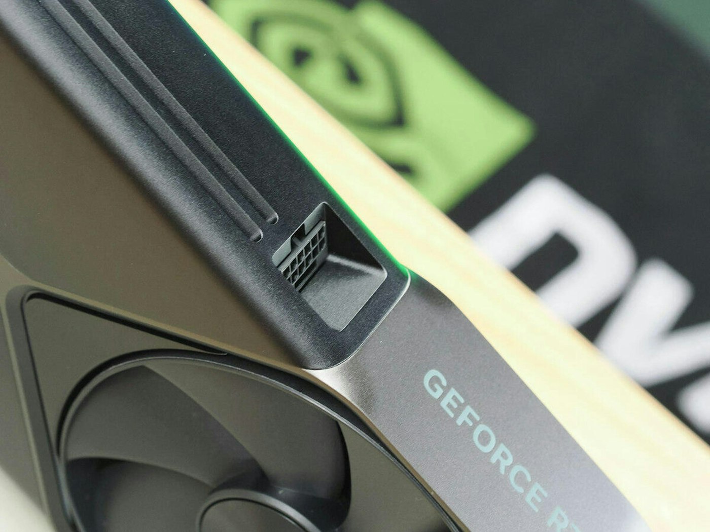 GeForce RTX 5090出現首樁連接器熔毀，不過消費者使用的是第三方模組電源線 - Cool3c