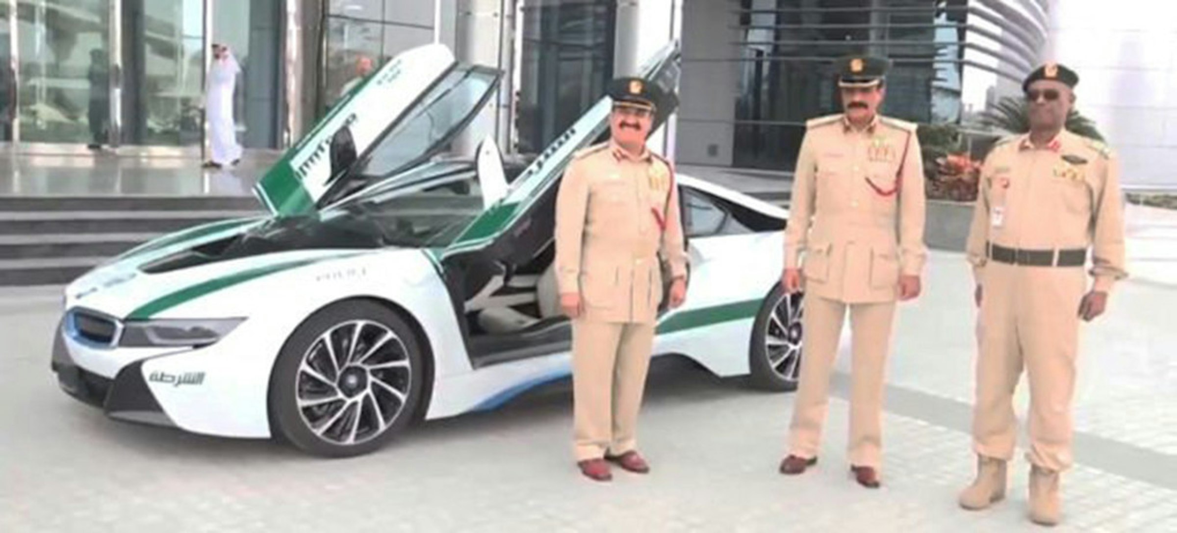 是杜拜警方再度任性 BMW i8 被集郵成新警車這篇文章的首圖