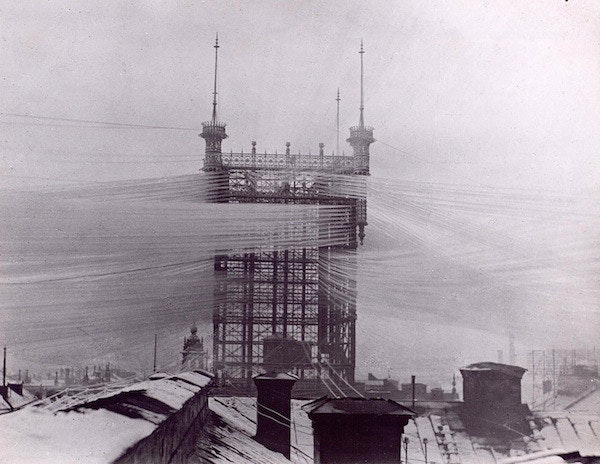 是電話線掛滿天的年代，十九世紀末的瑞典「Telefontornet」攝影集這篇文章的首圖