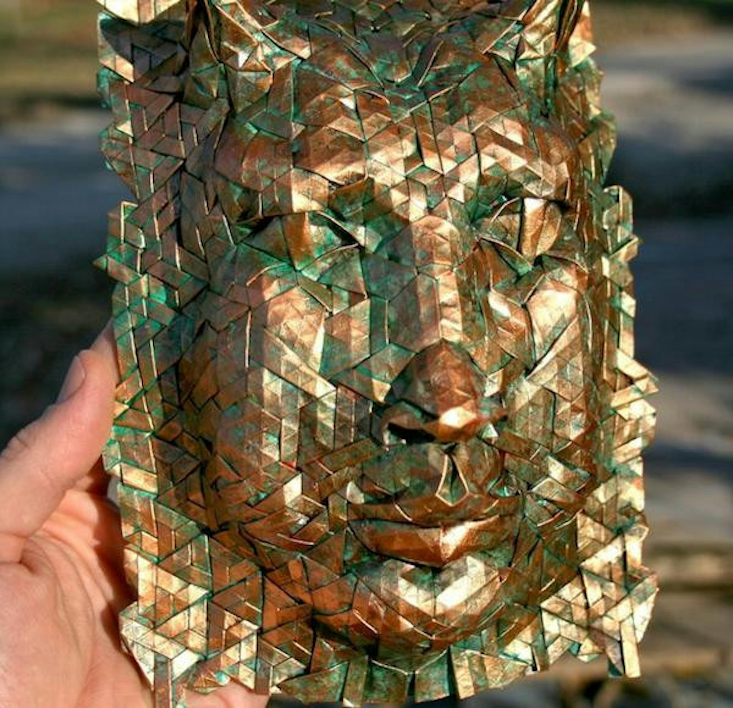 是像極古文物的金屬面具只用一張紙搞定？這篇文章的首圖