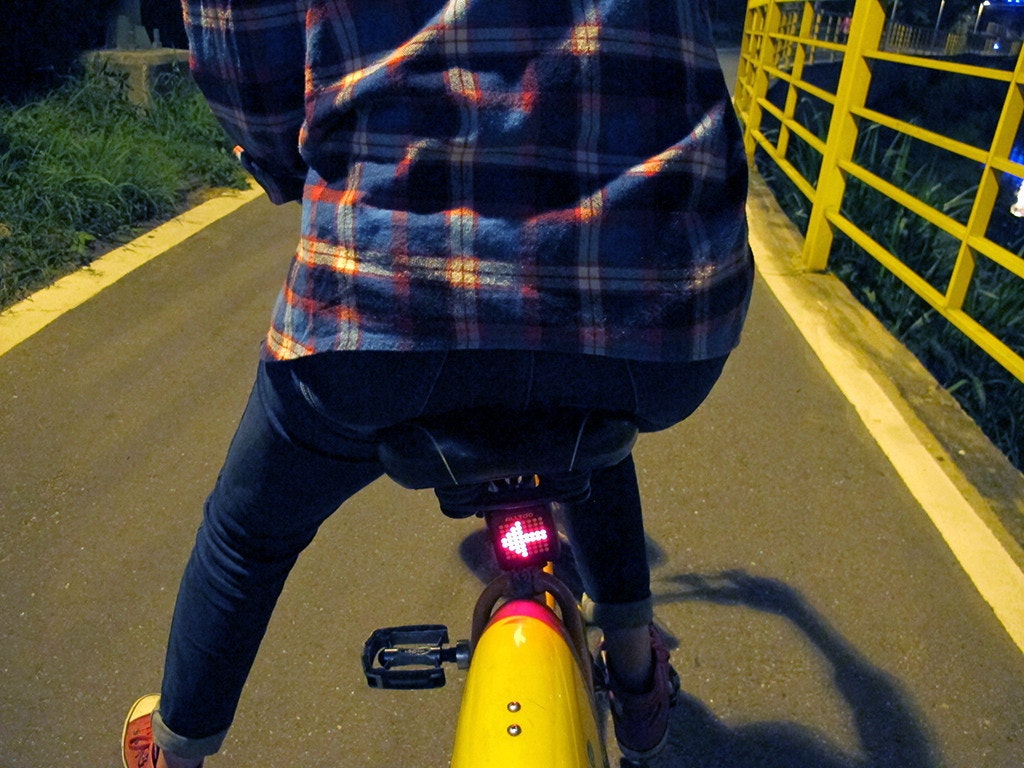 是就是他讓我好有安全感~ Alltoo 自行車動態感應方向燈這篇文章的首圖