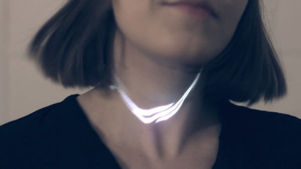 是未來的珠寶設計將會利用光線直接投影到身上這篇文章的首圖