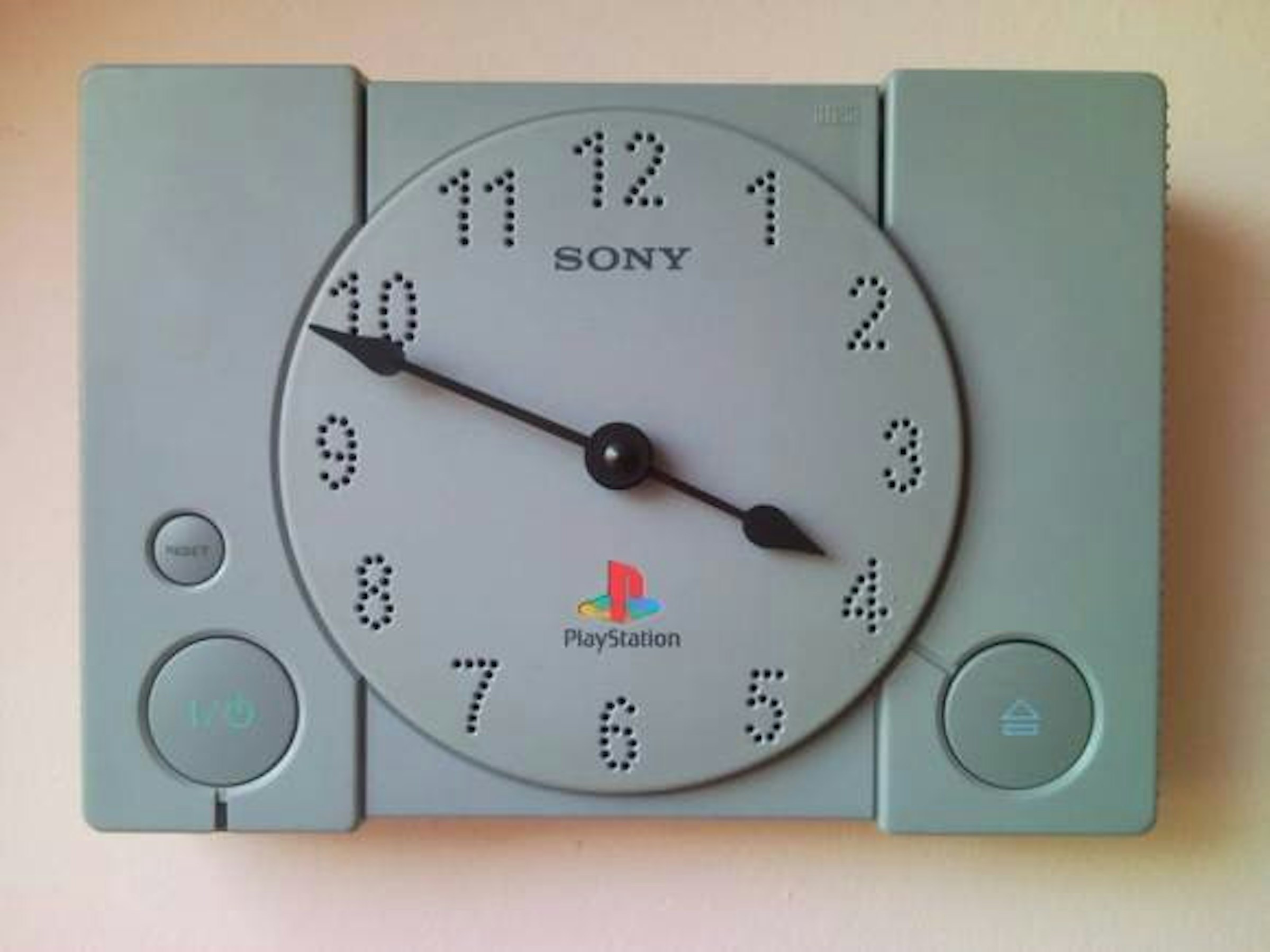 是舊的 PlayStation 可以拿來幹麻...？做成時鐘吧這篇文章的首圖