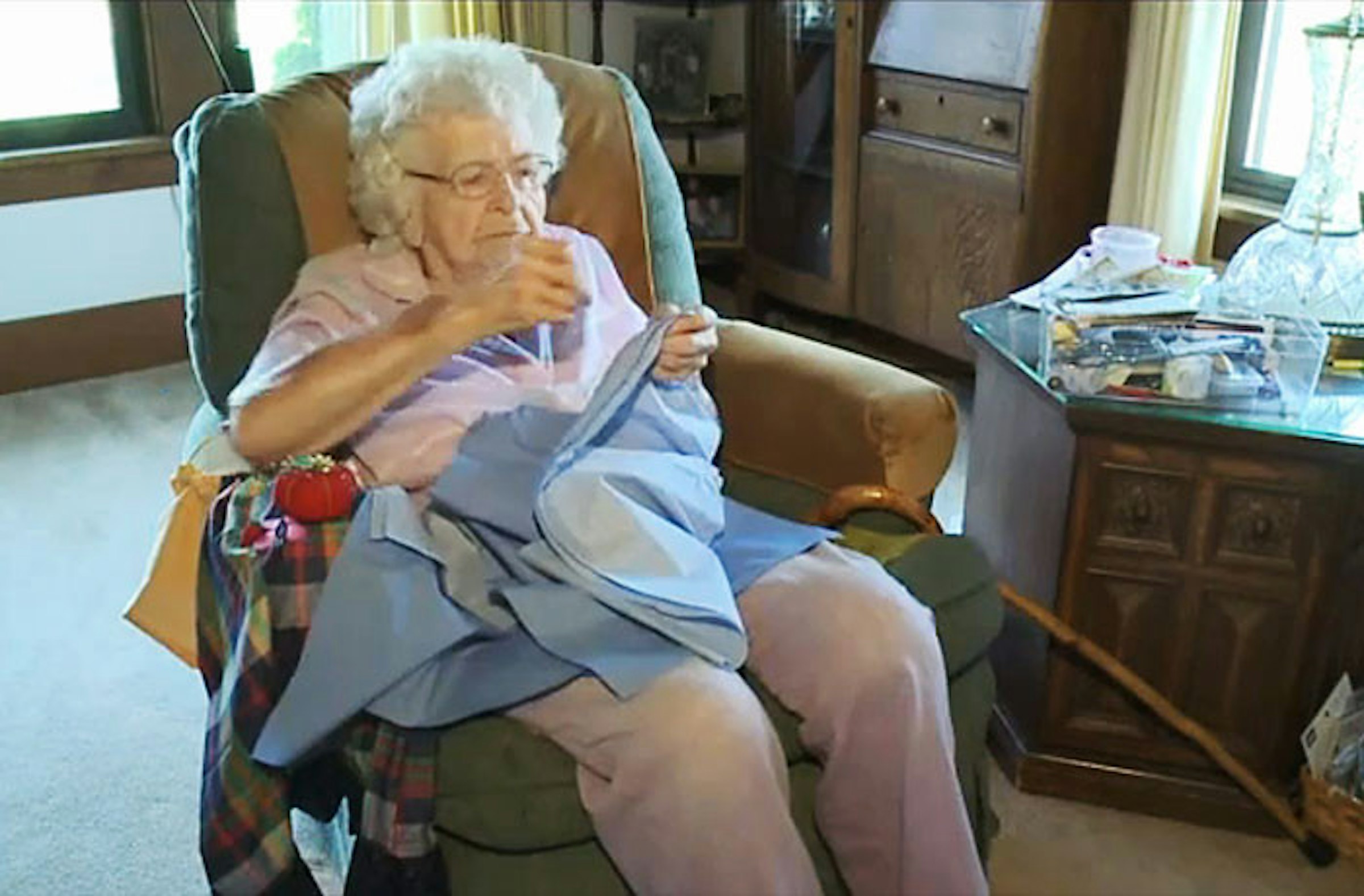 是99 歲老奶奶每天縫一件衣服，送給非洲的小朋友這篇文章的首圖