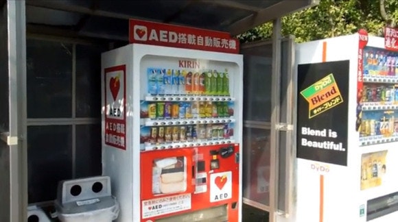 是日本販賣機除了賣飲料食物之外，幾乎都已備有 AED 心臟去顫器這篇文章的首圖