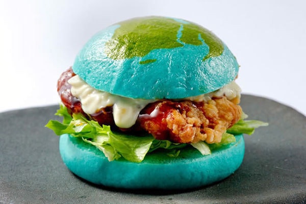 是視覺上超衝擊的藍色地球漢堡這篇文章的首圖