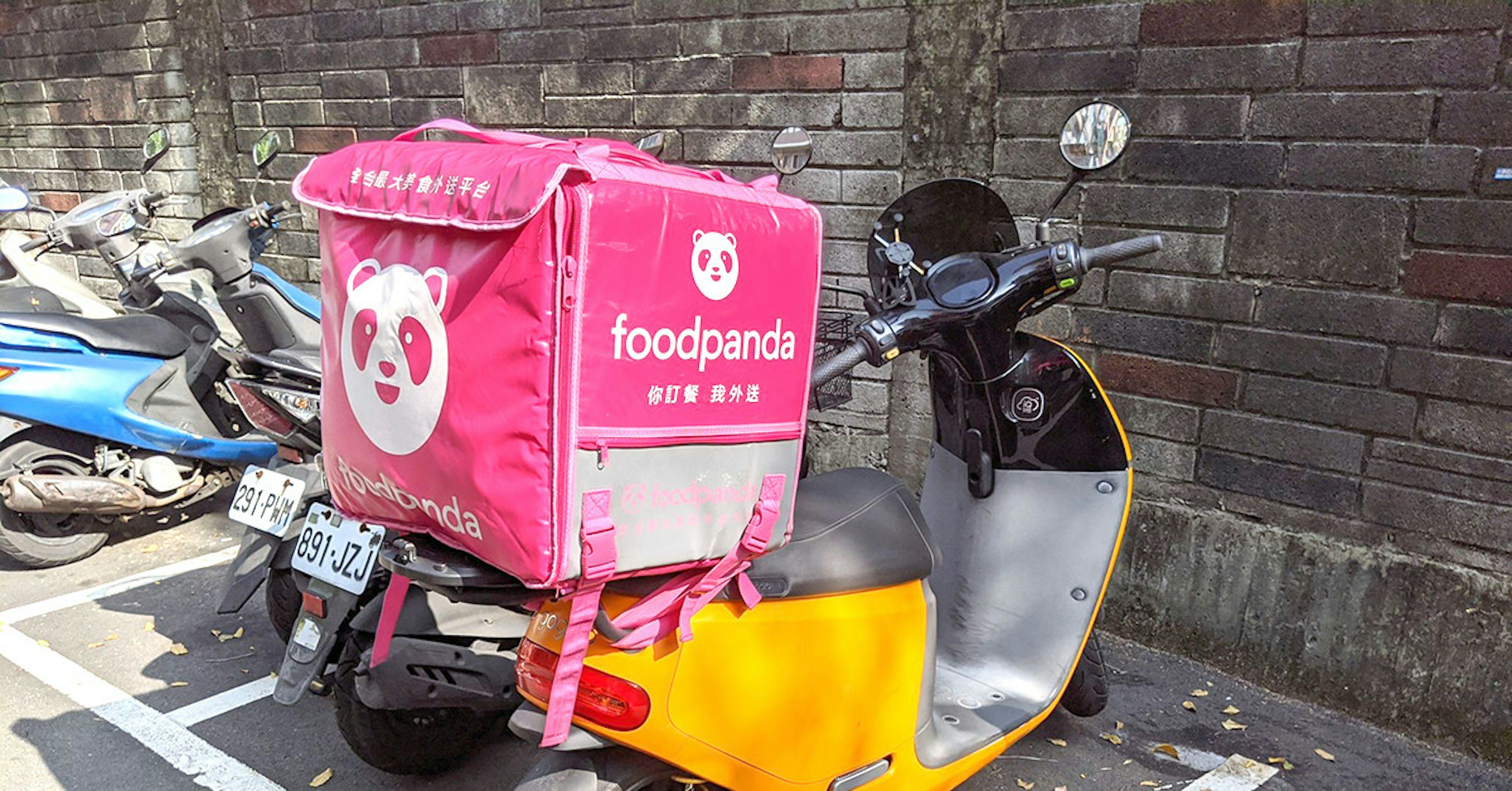 照片中提到了S最え美食が送平台、foodpanda、你訂餐我外送，跟熊貓、熊貓有關，包含了汽車、汽車、摩托車、街、踏板車M.