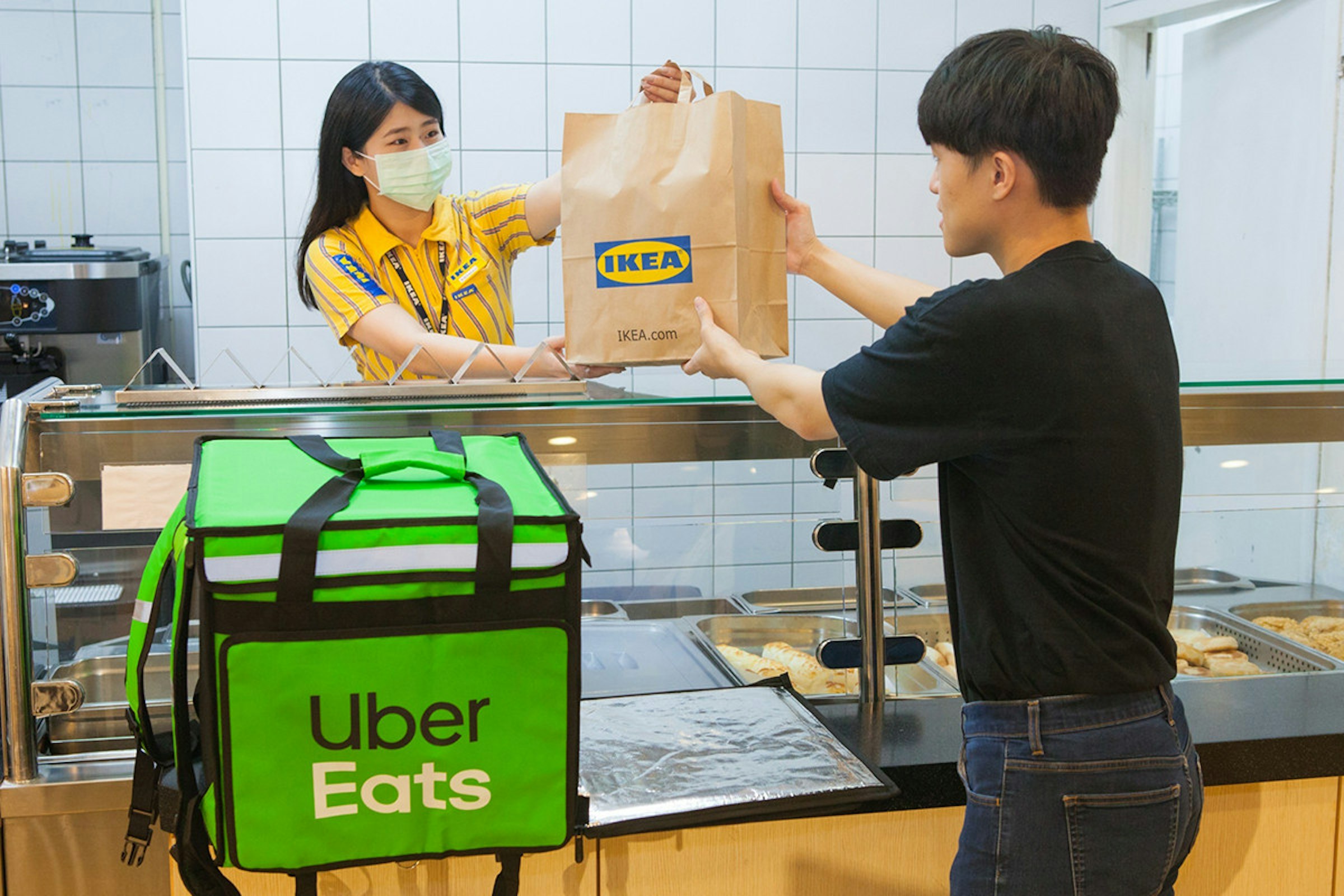 照片中提到了IKEA、IKEA.com、Uber，跟宜家、優步吃有關，包含了表、huang莊區、送外賣、新店區