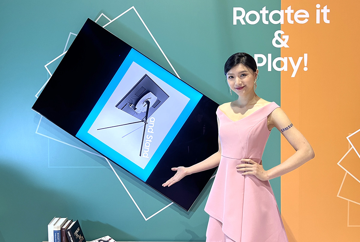 照片中提到了Rotate it、&、Play!，包含了女孩、產品設計、設計、電子產品、產品