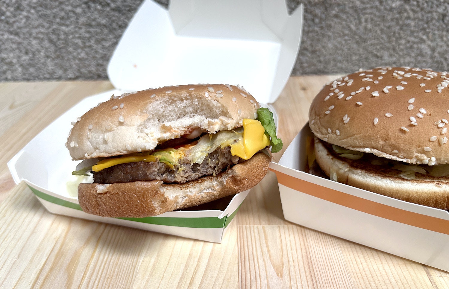 照片中包含了早餐三明治、芝士漢堡、麥當勞的巨無霸、漢堡包、素漢堡