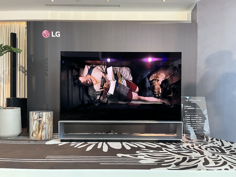 售價218.9萬元的LG OLED頂級電視 厚度僅0.8公分宛如畫作掛在牆上