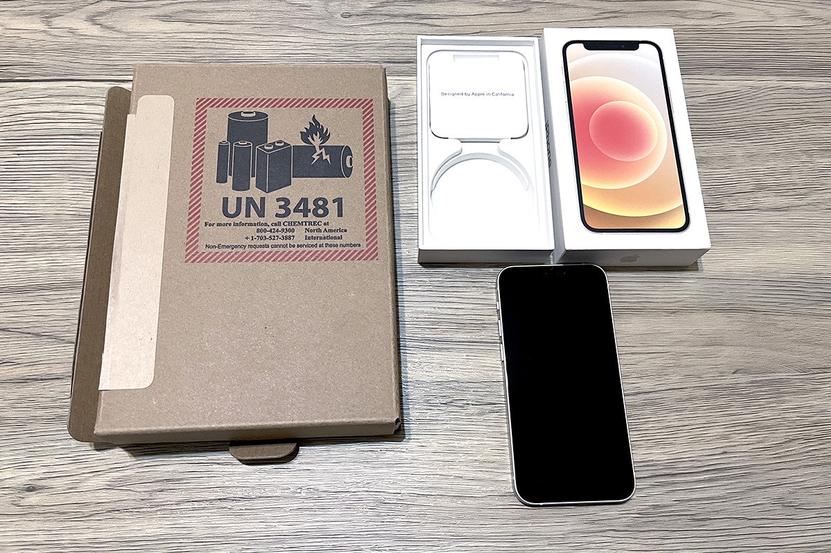 照片中提到了Designed by Apple in Canfornia、UN 3481、For more information, call CHEMTREC at,包含了移動電話、產品設計、移動電話、設計、牌