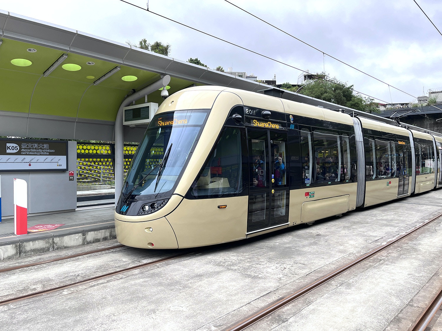 照片中提到了K05、景文科大站、Jinwen University of Science,包含了電車、快速運輸、電車、汽車、運輸