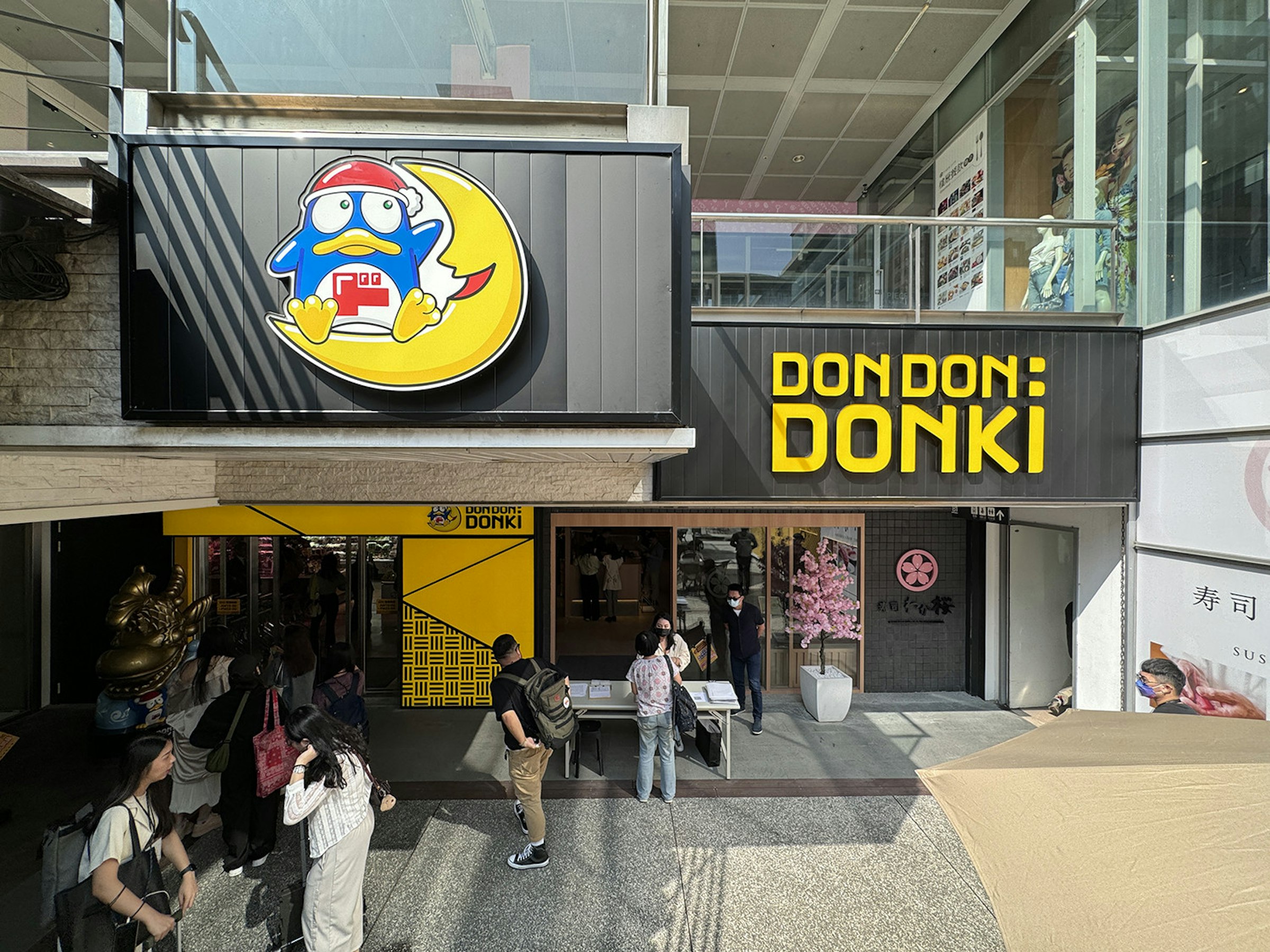 照片中提到了DONDON:、DONKI、ANNERCO，跟唐吉jo德有關，包含了ドンキホーテ、零售、ドン・キホーテ、標牌