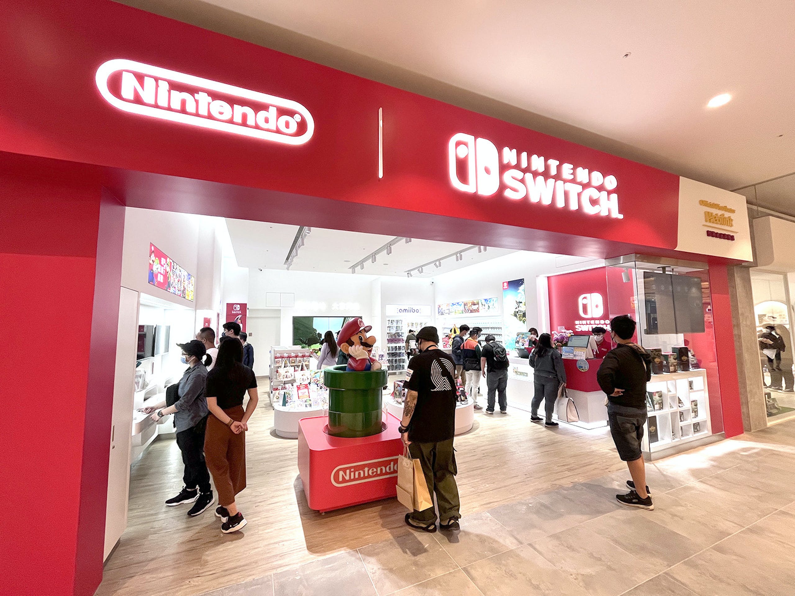 照片中提到了Nintendo、GA、TOV,跟任天堂有關,包含了購物中心、購物中心、快餐餐廳、餐廳、快餐
