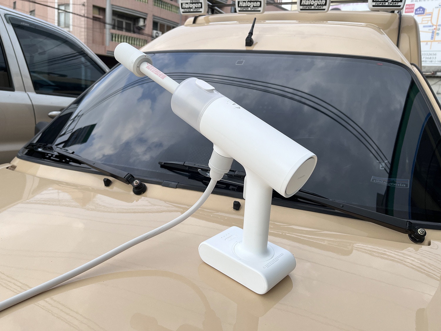 照片中提到了Halogen、NOVE SHOE、Halogen,包含了汽車、擋風玻璃、摩托車、汽車、轎門