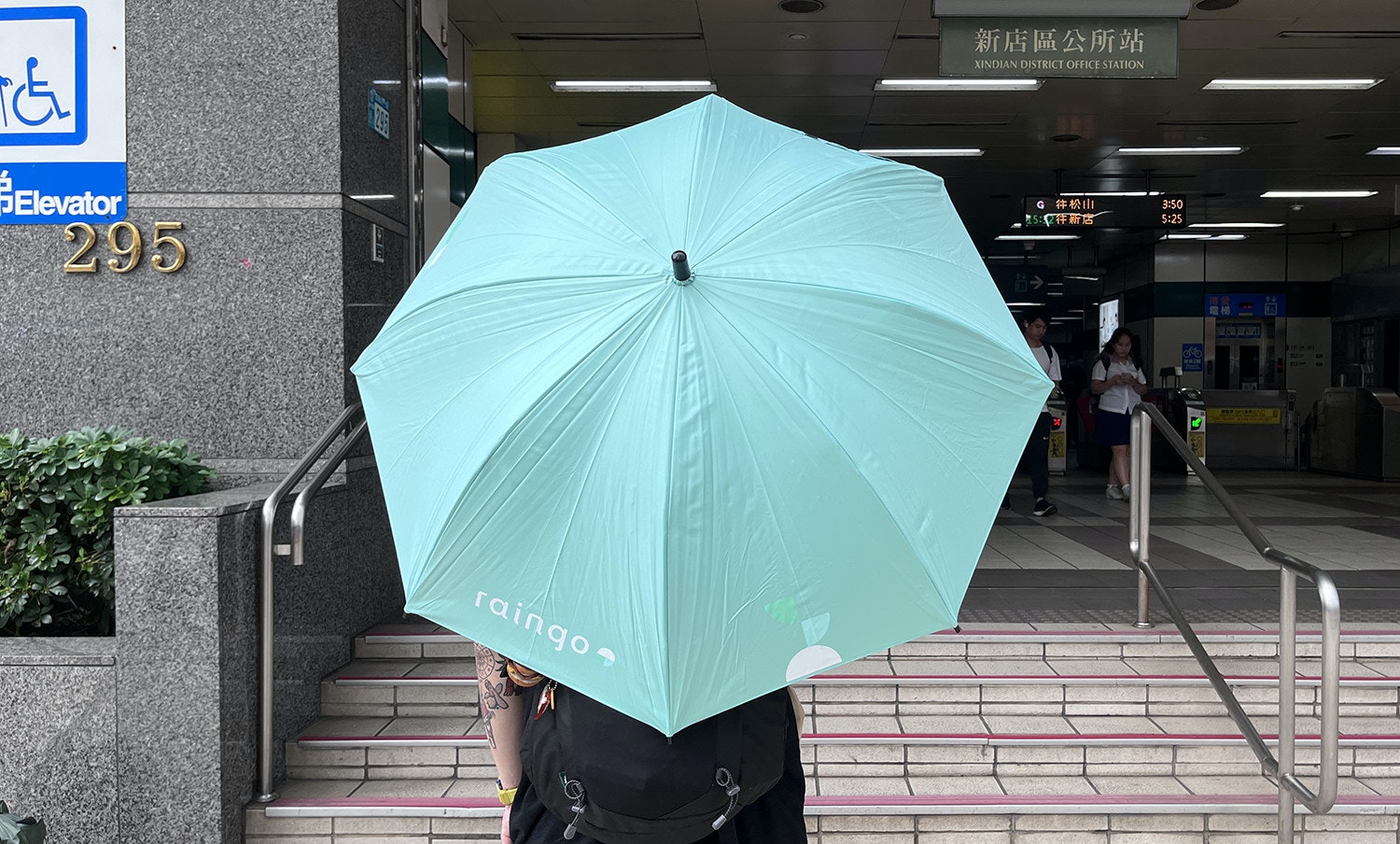 照片中提到了怎、Elevator、295,跟扎拉之家有關,包含了雨傘、產品設計、設計、產品、色調、陰影和色調
