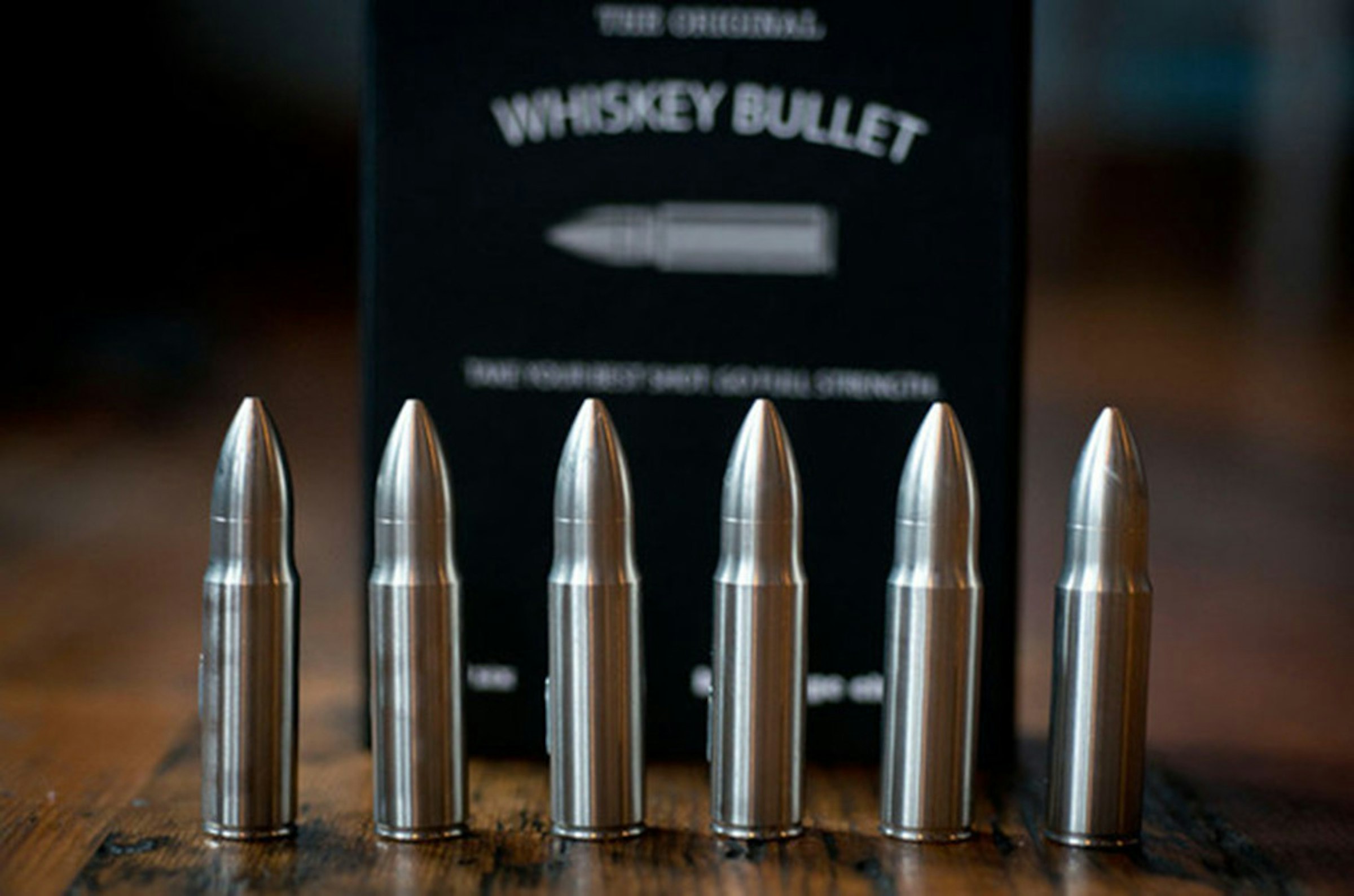 是沉在杯底的火藥味！Whiskey Bullet 讓啜飲威士忌看起來帥氣無比！這篇文章的首圖