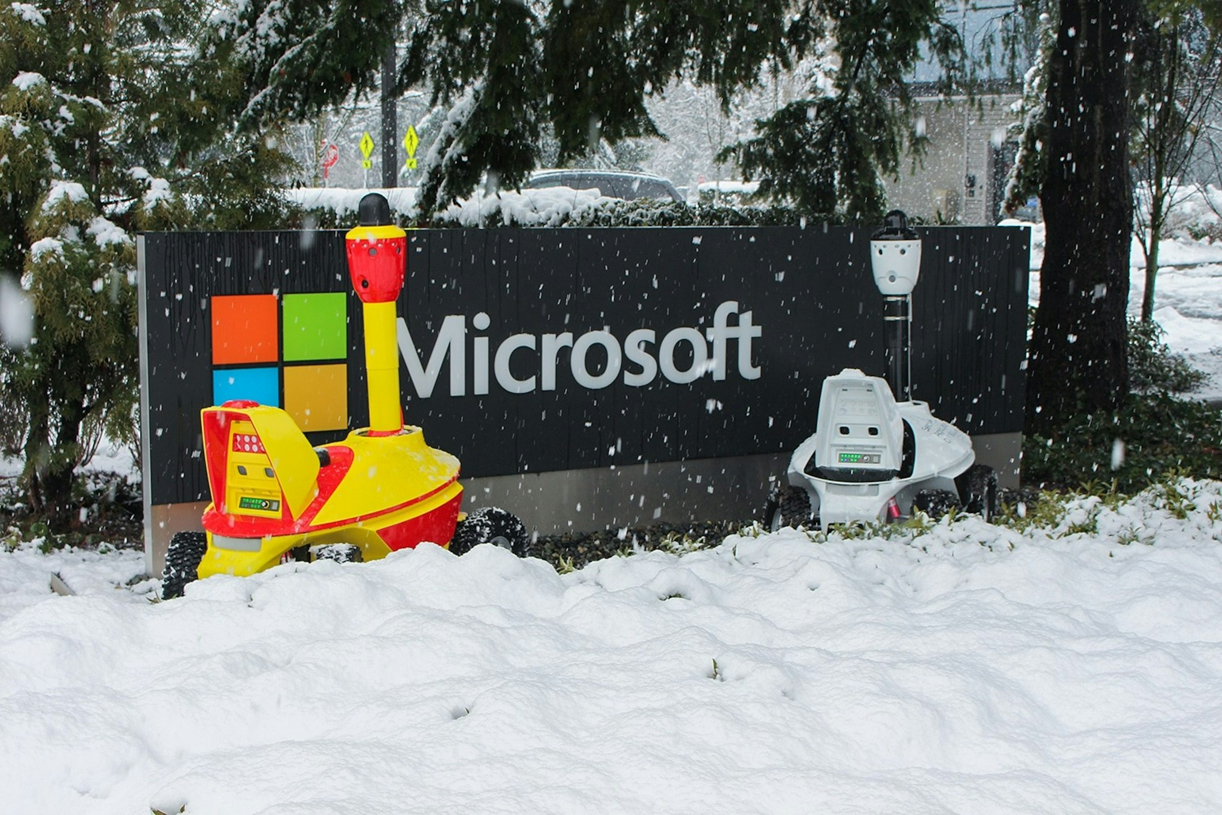 , Security, Microsoft Corporation, Robot, Microsoft Robotics Developer Studio, Robotic Assistance Devices, LLC, Security guard, Microsoft Redmond campus, Campus, Knightscope, microsoft campus security guard, Snow, Winter, Tree, Freezing, Geological phenomenon, Vehicle, Winter storm, Ice, Sign