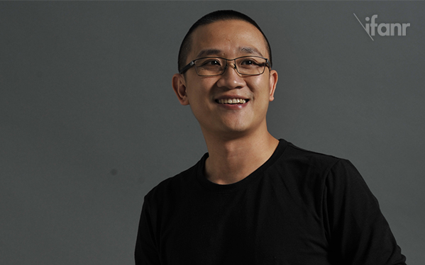 HTC, , HTC One Max, 愛范兒, Smartphone, HTC, HTC Sense, Sina Corp, , Color, ifanr, Glasses, Eyewear, Cheek, Chin, Smile, Photography, Portrait, T-shirt, Gesture, Portrait photography