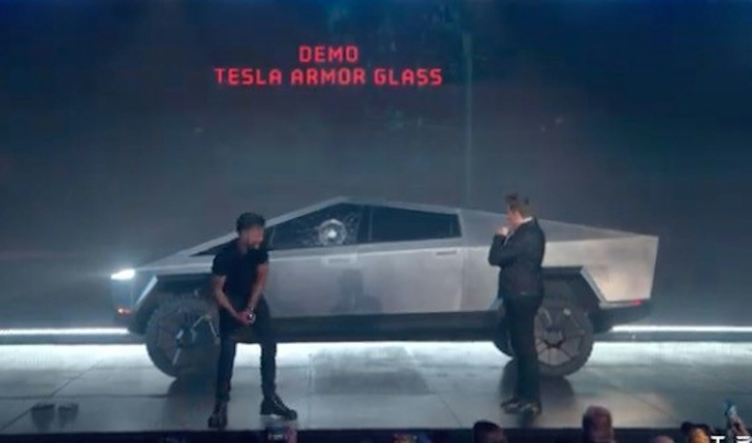 照片中提到了DEMO、TESLA ARMOR GLASS，包含了汽車、汽車、汽車設計、摩托車、現象