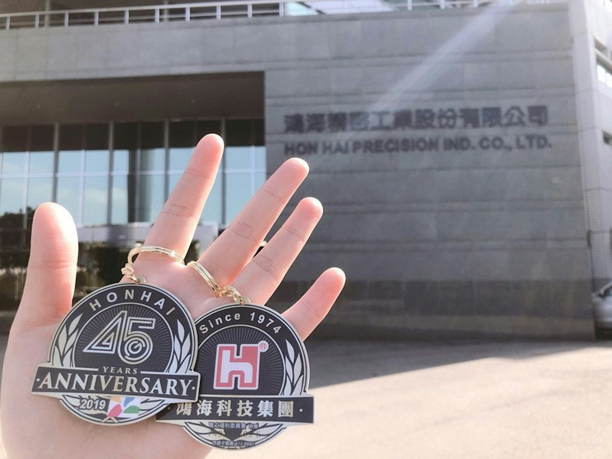 照片中提到了清海 工業股份有限公司、HON HAI PRECISION IND. CO, LTD.、LONHAT，跟霍納迪有關，包含了釘、鴻海精密工業有限公司、易卡、產品、萬發行