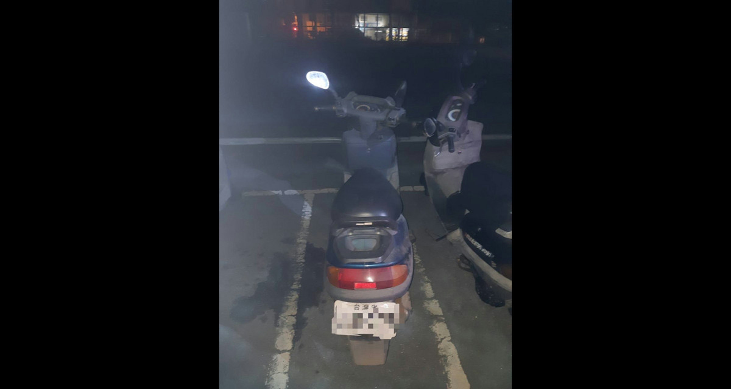 照片中包含了汽車、汽車、摩托車、屏幕截圖